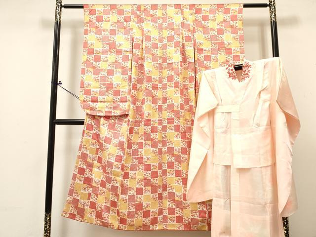 ■■■　サイズ　■■■ 【祝着】 身丈 143cm（肩から） 裄丈 51.5cm（肩上げ　4.5cm） 袖丈 74cm　縫込み 5.5cm 袖幅 32.5cm 前幅 21cm 後幅 26.5cm 着物縫いこみ 内揚げ 13.5cm （腰上げ　0cm） 裄 お袖側 約2cm　身頃側 約6cm 【長襦袢】 身丈 96cm（肩から） 裄丈 49cm（肩上げ　4.5cm） 袖丈 73.5cm　縫込み 3.5cm 袖幅 32cm 前幅 23cm 後幅 26cm 着物縫いこみ 内揚げ 0cm （腰上げ　17cm） 裄 お袖側 約3.5cm　身頃側 約6.5cm ■■■　商品詳細　■■■ 着物【正絹】の 状態は特に目立ったシミ汚れなどもなく大変良い状態です。 長襦袢【正絹】の 状態は接写画像のように表地所々・裏地・紐部分に薄い汚れがございます。 大変上質な逸品になります。 お安く出品致しますので、是非この機会にいかがでしょうか？ ■■■　注意事項　■■■ ■モニター発色の具合により色合いが異なる場合がございます。 ■寸法は多少の誤差が生じる場合がございますのでご了承ください。 ■縫込みの長さが左右非対称の場合は短い部分を記載しております。 左右非対称であってもご返品・お値引き等の保証は出来かねますので、ご了承の上ご購入をお願い致します。 ■シミ等のチェックには注意を払っておりますが、見落としがある場合もございますし、個人の見解も様々ですので神経質な方のご購入はお控えください。 ■箪笥に入っておりました着物や帯なので畳みシワや匂いがあるものもございます。 ■お休みは基本的に土日祝となりますが、その他臨時でお休みする場合がございますのでご了承ください。 ■商品の発送は平日のみの発送となります。 ■夜間と土曜、日曜日はお問い合わせの回答が遅れる場合がございます。 ■当店では、お直し、紋入れ、お手入れ等は承っておりません。 ■生地の状態（ヤケ、経年劣化等）によってはサイズ直しが出来ない場合がございます。 その点もどうかご了承のうえ、ご購入をお願いいたします。 ■弊社で取り扱う商品は一点ものにつき、時期や在庫状況に応じて金額が変更となる場合がございます。 ■検針は行っておりません。予めご了承いただきますようお願いいたします。 ■【洗える着物】と記載のある商品におきましては、商品お届け後に洗濯を行ってしまってからのご返品にはご対応しかねます。 念の為、専門店でのお手入れをお願いいたします。 ■写真に写っている物が全てになります。それ以外の付属品はございませんのでご了承ください。 ■着物のサイズ目安は下記を参考ください↓ ＜女性着物＞　お端折り次第で＋5cm　－1cmが着用可能サイズ 　例）身丈170cmの場合、身長160cm～175cm ＜男性着物＞　身丈＋約25cm～27cm程が適応身長 　例）身丈155cmの場合、身長180～182cm