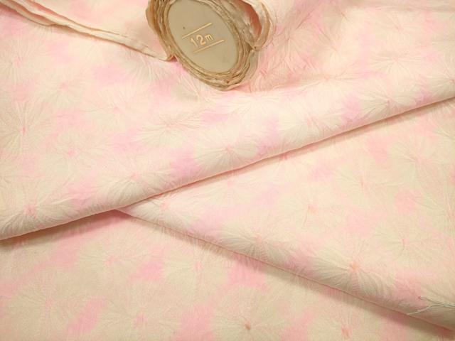 ■■■　サイズ　■■■ 長さ　　着尺分あり 幅　　　約34.5cm ■■■　商品詳細　■■■ 【正絹・未使用】 状態は接写画像のように表地所々に薄い汚れがございます。 大変上質な逸品になります。 お安く出品致しますので、是非この機会にいかがでしょうか？ ■■■　注意事項　■■■ ■モニター発色の具合により色合いが異なる場合がございます。 ■寸法は多少の誤差が生じる場合がございますのでご了承ください。 ■縫込みの長さが左右非対称の場合は短い部分を記載しております。 左右非対称であってもご返品・お値引き等の保証は出来かねますので、ご了承の上ご購入をお願い致します。 ■シミ等のチェックには注意を払っておりますが、見落としがある場合もございますし、個人の見解も様々ですので神経質な方のご購入はお控えください。 ■箪笥に入っておりました着物や帯なので畳みシワや匂いがあるものもございます。 ■お休みは基本的に土日祝となりますが、その他臨時でお休みする場合がございますのでご了承ください。 ■商品の発送は平日のみの発送となります。 ■夜間と土曜、日曜日はお問い合わせの回答が遅れる場合がございます。 ■当店では、お直し、紋入れ、お手入れ等は承っておりません。 ■生地の状態（ヤケ、経年劣化等）によってはサイズ直しが出来ない場合がございます。 その点もどうかご了承のうえ、ご購入をお願いいたします。 ■弊社で取り扱う商品は一点ものにつき、時期や在庫状況に応じて金額が変更となる場合がございます。 ■検針は行っておりません。予めご了承いただきますようお願いいたします。 ■【洗える着物】と記載のある商品におきましては、商品お届け後に洗濯を行ってしまってからのご返品にはご対応しかねます。 念の為、専門店でのお手入れをお願いいたします。 ■写真に写っている物が全てになります。それ以外の付属品はございませんのでご了承ください。 ■着物のサイズ目安は下記を参考ください↓ ＜女性着物＞　お端折り次第で＋5cm　－1cmが着用可能サイズ 　例）身丈170cmの場合、身長160cm～175cm ＜男性着物＞　身丈＋約25cm～27cm程が適応身長 　例）身丈155cmの場合、身長180～182cm