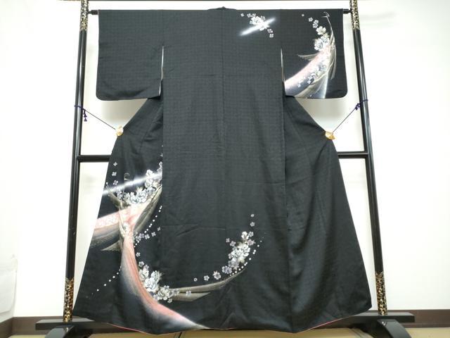 ■■■　サイズ　■■■ 身丈 153cm（肩から） 裄丈 63cm 袖丈 49.5cm　縫込み 6cm 袖幅 33cm 前幅 23.5cm 後幅 30cm 着物縫いこみ 内揚げ 7cm 裄 お袖側 約3cm　身頃側 約4cm ■■■　商品詳細　■■■ 【正絹・重ね衿：取り外し可能】 状態は接写画像のように後身頃・右袖前後・衿山に薄い汚れがございますが その他特に目立ったシミ汚れなどもなく大変良い状態です。 大変上質な逸品になります。 お安く出品致しますので、是非この機会にいかがでしょうか？ ■■■　注意事項　■■■ ■モニター発色の具合により色合いが異なる場合がございます。 ■寸法は多少の誤差が生じる場合がございますのでご了承ください。 ■縫込みの長さが左右非対称の場合は短い部分を記載しております。 左右非対称であってもご返品・お値引き等の保証は出来かねますので、ご了承の上ご購入をお願い致します。 ■シミ等のチェックには注意を払っておりますが、見落としがある場合もございますし、個人の見解も様々ですので神経質な方のご購入はお控えください。 ■箪笥に入っておりました着物や帯なので畳みシワや匂いがあるものもございます。 ■お休みは基本的に土日祝となりますが、その他臨時でお休みする場合がございますのでご了承ください。 ■商品の発送は平日のみの発送となります。 ■夜間と土曜、日曜日はお問い合わせの回答が遅れる場合がございます。 ■当店では、お直し、紋入れ、お手入れ等は承っておりません。 ■生地の状態（ヤケ、経年劣化等）によってはサイズ直しが出来ない場合がございます。 その点もどうかご了承のうえ、ご購入をお願いいたします。 ■弊社で取り扱う商品は一点ものにつき、時期や在庫状況に応じて金額が変更となる場合がございます。 ■検針は行っておりません。予めご了承いただきますようお願いいたします。 ■【洗える着物】と記載のある商品におきましては、商品お届け後に洗濯を行ってしまってからのご返品にはご対応しかねます。 念の為、専門店でのお手入れをお願いいたします。 ■写真に写っている物が全てになります。それ以外の付属品はございませんのでご了承ください。 ■状態に関する写真につきましては、掲載可能な写真枚数に限りがあるため、各箇所につき1枚参考画像を掲載しております。 ■着物のサイズ目安は下記を参考ください↓ ＜女性着物＞　お端折り次第で＋5cm　－1cmが着用可能サイズ 　例）身丈170cmの場合、身長160cm～175cm ＜男性着物＞　身丈＋約25cm～27cm程が適応身長 　例）身丈155cmの場合、身長180～182cm