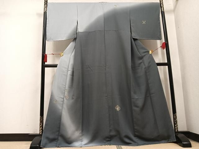 ■■■　サイズ　■■■ 身丈 165.5cm（肩から） 裄丈 68cm 袖丈 47cm　縫込み 4cm 袖幅 36cm 前幅 24.5cm 後幅 30cm 着物縫いこみ 内揚げ 1cm 裄 お袖側 約1cm　身頃側 約2cm ■■■　商品詳細　■■■ 【正絹・未使用】 状態は特に目立ったシミ汚れなどもなく大変良い状態です。 大変上質な逸品になります。 お安く出品致しますので、是非この機会にいかがでしょうか？ ■■■　注意事項　■■■ ■モニター発色の具合により色合いが異なる場合がございます。 ■寸法は多少の誤差が生じる場合がございますのでご了承ください。 ■縫込みの長さが左右非対称の場合は短い部分を記載しております。 左右非対称であってもご返品・お値引き等の保証は出来かねますので、ご了承の上ご購入をお願い致します。 ■シミ等のチェックには注意を払っておりますが、見落としがある場合もございますし、個人の見解も様々ですので神経質な方のご購入はお控えください。 ■汚れやシミの種類につきましては、専門ではない為、正確な判別が難しく商品説明では種類を特定せず、汚れやシミと記載させております。 恐れ入りますが、ご了承くださいますようお願い申し上げます。 ■箪笥に入っておりました着物や帯なので畳みシワや匂いがあるものもございます。 ■お休みは基本的に土日祝となりますが、その他臨時でお休みする場合がございますのでご了承ください。 ■商品の発送は平日のみの発送となります。 ■夜間と土曜、日曜日はお問い合わせの回答が遅れる場合がございます。 ■当店では、お直し、紋入れ、お手入れ等は承っておりません。 ■生地の状態（ヤケ、経年劣化等）によってはサイズ直しが出来ない場合がございます。 その点もどうかご了承のうえ、ご購入をお願いいたします。 ■弊社で取り扱う商品は一点ものにつき、時期や在庫状況に応じて金額が変更となる場合がございます。 ■検針は行っておりません。予めご了承いただきますようお願いいたします。 ■【洗える着物】と記載のある商品におきましては、商品お届け後に洗濯を行ってしまってからのご返品にはご対応しかねます。 念の為、専門店でのお手入れをお願いいたします。 ■写真に写っている物が全てになります。それ以外の付属品はございませんのでご了承ください。 ■状態に関する写真につきましては、掲載可能な写真枚数に限りがあるため、各箇所につき1枚参考画像を掲載しております。 ■着物のサイズ目安は下記を参考ください↓ ＜女性着物＞　お端折り次第で＋5cm　−1cmが着用可能サイズ 　例）身丈170cmの場合、身長160cm〜175cm ＜男性着物＞　身丈＋約25cm〜27cm程が適応身長 　例）身丈155cmの場合、身長180〜182cm
