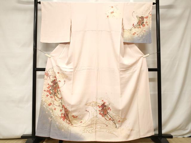 ■■■　サイズ　■■■ 身丈 160cm（肩から） 裄丈 65cm 袖丈 48cm　縫込み 5cm 袖幅 34cm 前幅 23cm 後幅 29cm 着物縫いこみ 内揚げ 0cm 裄 お袖側 約0cm　身頃側 約3cm ■■■　商品詳細　■■■ 【正絹】 状態は画像を添付しておりますので、そちらをご確認下さいますよう宜しくお願い致します。 大変上質な逸品になります。 お安く出品致しますので、是非この機会にいかがでしょうか？ ■■■　注意事項　■■■ ■モニター発色の具合により色合いが異なる場合がございます。 ■寸法は多少の誤差が生じる場合がございますのでご了承ください。 ■縫込みの長さが左右非対称の場合は短い部分を記載しております。 左右非対称であってもご返品・お値引き等の保証は出来かねますので、ご了承の上ご購入をお願い致します。 ■シミ等のチェックには注意を払っておりますが、見落としがある場合もございますし、個人の見解も様々ですので神経質な方のご購入はお控えください。 ■箪笥に入っておりました着物や帯なので畳みシワや匂いがあるものもございます。 ■お休みは基本的に土日祝となりますが、その他臨時でお休みする場合がございますのでご了承ください。 ■商品の発送は平日のみの発送となります。 ■夜間と土曜、日曜日はお問い合わせの回答が遅れる場合がございます。 ■当店では、お直し、紋入れ、お手入れ等は承っておりません。 ■生地の状態（ヤケ、経年劣化等）によってはサイズ直しが出来ない場合がございます。 その点もどうかご了承のうえ、ご購入をお願いいたします。 ■弊社で取り扱う商品は一点ものにつき、時期や在庫状況に応じて金額が変更となる場合がございます。 ■検針は行っておりません。予めご了承いただきますようお願いいたします。 ■【洗える着物】と記載のある商品におきましては、商品お届け後に洗濯を行ってしまってからのご返品にはご対応しかねます。 念の為、専門店でのお手入れをお願いいたします。 ■写真に写っている物が全てになります。それ以外の付属品はございませんのでご了承ください。 ■着物のサイズ目安は下記を参考ください↓ ＜女性着物＞　お端折り次第で＋5cm　－1cmが着用可能サイズ 　例）身丈170cmの場合、身長160cm～175cm ＜男性着物＞　身丈＋約25cm～27cm程が適応身長 　例）身丈155cmの場合、身長180～182cm