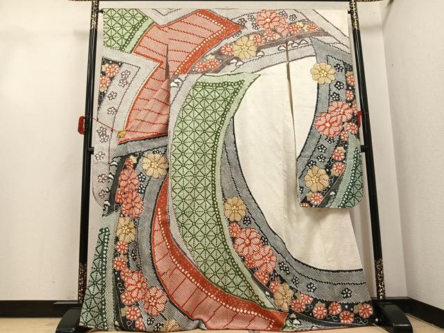 ■■■　サイズ　■■■ 身丈 165cm（肩から） 裄丈 66cm 袖丈 107cm　縫込み 5.5cm 袖幅 33.5cm 前幅 25cm 後幅 30.5cm 着物縫いこみ 内揚げ 3cm 裄 お袖側 約4cm　身頃側 約3cm ■■■　商品詳細　■■■ 【正絹】 状態は接写画像のように袖付に糸解け、右袖後・衿山に薄い汚れがございますが その他特に目立ったシミ汚れなどもなく大変良い状態です。 大変上質な逸品になります。 お安く出品致しますので、是非この機会にいかがでしょうか？ ■■■　注意事項　■■■ ■モニター発色の具合により色合いが異なる場合がございます。 ■寸法は多少の誤差が生じる場合がございますのでご了承ください。 ■縫込みの長さが左右非対称の場合は短い部分を記載しております。 左右非対称であってもご返品・お値引き等の保証は出来かねますので、ご了承の上ご購入をお願い致します。 ■シミ等のチェックには注意を払っておりますが、見落としがある場合もございますし、個人の見解も様々ですので神経質な方のご購入はお控えください。 ■箪笥に入っておりました着物や帯なので畳みシワや匂いがあるものもございます。 ■お休みは基本的に土日祝となりますが、その他臨時でお休みする場合がございますのでご了承ください。 ■商品の発送は平日のみの発送となります。 ■夜間と土曜、日曜日はお問い合わせの回答が遅れる場合がございます。 ■当店では、お直し、紋入れ、お手入れ等は承っておりません。 ■生地の状態（ヤケ、経年劣化等）によってはサイズ直しが出来ない場合がございます。 その点もどうかご了承のうえ、ご購入をお願いいたします。 ■弊社で取り扱う商品は一点ものにつき、時期や在庫状況に応じて金額が変更となる場合がございます。 ■検針は行っておりません。予めご了承いただきますようお願いいたします。 ■【洗える着物】と記載のある商品におきましては、商品お届け後に洗濯を行ってしまってからのご返品にはご対応しかねます。 念の為、専門店でのお手入れをお願いいたします。 ■写真に写っている物が全てになります。それ以外の付属品はございませんのでご了承ください。 ■着物のサイズ目安は下記を参考ください↓ ＜女性着物＞　お端折り次第で＋5cm　－1cmが着用可能サイズ 　例）身丈170cmの場合、身長160cm～175cm ＜男性着物＞　身丈＋約25cm～27cm程が適応身長 　例）身丈155cmの場合、身長180～182cm