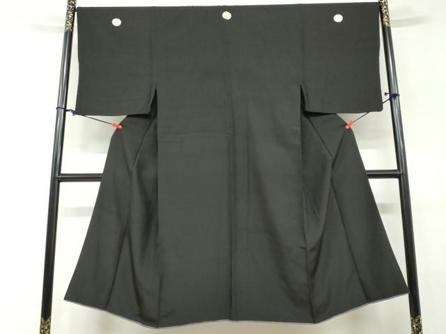 ■■■　サイズ　■■■ 身丈 135.5cm（肩から） 裄丈 67.5cm 袖丈 52.5cm　縫込み 3cm 袖幅 35cm 前幅 22.5cm 後幅 30.5cm 着物縫いこみ 内揚げ 9cm 裄 お袖側 約1cm　身頃側 約2cm ■■■　商品詳細　■■■ 【正絹・五つ紋】 状態は接写画像のように袖口・八掛・胴裏・衿裏に薄い汚れがございますが その他特に目立ったシミ汚れなどもなく大変良い状態です。 大変上質な逸品になります。 お安く出品致しますので、是非この機会にいかがでしょうか？ ■■■　注意事項　■■■ ■モニター発色の具合により色合いが異なる場合がございます。 ■寸法は多少の誤差が生じる場合がございますのでご了承ください。 ■縫込みの長さが左右非対称の場合は短い部分を記載しております。 左右非対称であってもご返品・お値引き等の保証は出来かねますので、ご了承の上ご購入をお願い致します。 ■シミ等のチェックには注意を払っておりますが、見落としがある場合もございますし、個人の見解も様々ですので神経質な方のご購入はお控えください。 ■箪笥に入っておりました着物や帯なので畳みシワや匂いがあるものもございます。 ■お休みは基本的に土日祝となりますが、その他臨時でお休みする場合がございますのでご了承ください。 ■商品の発送は平日のみの発送となります。 ■夜間と土曜、日曜日はお問い合わせの回答が遅れる場合がございます。 ■当店では、お直し、紋入れ、お手入れ等は承っておりません。 ■生地の状態（ヤケ、経年劣化等）によってはサイズ直しが出来ない場合がございます。 その点もどうかご了承のうえ、ご購入をお願いいたします。 ■弊社で取り扱う商品は一点ものにつき、時期や在庫状況に応じて金額が変更となる場合がございます。 ■検針は行っておりません。予めご了承いただきますようお願いいたします。 ■【洗える着物】と記載のある商品におきましては、商品お届け後に洗濯を行ってしまってからのご返品にはご対応しかねます。 念の為、専門店でのお手入れをお願いいたします。 ■写真に写っている物が全てになります。それ以外の付属品はございませんのでご了承ください。 ■着物のサイズ目安は下記を参考ください↓ ＜女性着物＞　お端折り次第で＋5cm　－1cmが着用可能サイズ 　例）身丈170cmの場合、身長160cm～175cm ＜男性着物＞　身丈＋約25cm～27cm程が適応身長 　例）身丈155cmの場合、身長180～182cm