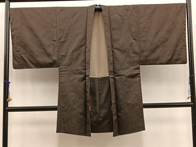 ■■■　サイズ　■■■ 身丈 95.5cm（肩から） 裄丈 69.5cm 袖丈 47.5cm　縫込み 0cm 袖幅 35.5cm 前幅 19.5cm 後幅 31cm 裄 お袖側 約1cm　身頃側 約1cm ■■■　商品詳細　■■■ 【正絹】 状態は特に目立ったシミ汚れなどもなく大変良い状態です。 大変上質な逸品になります。 お安く出品致しますので、是非この機会にいかがでしょうか？ ■■■　注意事項　■■■ ■モニター発色の具合により色合いが異なる場合がございます。 ■寸法は多少の誤差が生じる場合がございますのでご了承ください。 ■縫込みの長さが左右非対称の場合は短い部分を記載しております。 左右非対称であってもご返品・お値引き等の保証は出来かねますので、ご了承の上ご購入をお願い致します。 ■シミ等のチェックには注意を払っておりますが、見落としがある場合もございますし、個人の見解も様々ですので神経質な方のご購入はお控えください。 ■箪笥に入っておりました着物や帯なので畳みシワや匂いがあるものもございます。 ■お休みは基本的に土日祝となりますが、その他臨時でお休みする場合がございますのでご了承ください。 ■商品の発送は平日のみの発送となります。 ■夜間と土曜、日曜日はお問い合わせの回答が遅れる場合がございます。 ■当店では、お直し、紋入れ、お手入れ等は承っておりません。 ■生地の状態（ヤケ、経年劣化等）によってはサイズ直しが出来ない場合がございます。 その点もどうかご了承のうえ、ご購入をお願いいたします。 ■弊社で取り扱う商品は一点ものにつき、時期や在庫状況に応じて金額が変更となる場合がございます。 ■検針は行っておりません。予めご了承いただきますようお願いいたします。 ■【洗える着物】と記載のある商品におきましては、商品お届け後に洗濯を行ってしまってからのご返品にはご対応しかねます。 念の為、専門店でのお手入れをお願いいたします。 ■写真に写っている物が全てになります。それ以外の付属品はございませんのでご了承ください。 ■着物のサイズ目安は下記を参考ください↓ ＜女性着物＞　お端折り次第で＋5cm　－1cmが着用可能サイズ 　例）身丈170cmの場合、身長160cm～175cm ＜男性着物＞　身丈＋約25cm～27cm程が適応身長 　例）身丈155cmの場合、身長180～182cm
