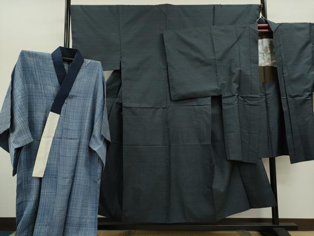 ■■■　サイズ　■■■ 【着物】 身丈 147.5cm（肩から） 裄丈 68cm 袖丈 48cm　縫込み 4.5cm 袖幅 34cm 前幅 26.5cm 後幅 30.5cm 着物縫いこみ 内揚げ 7cm 裄 お袖側 約1cm　身頃側 約1cm 【羽織】 身丈 91.5cm（肩から） 裄丈 69cm 袖丈 49cm　縫込み 3.5cm 袖幅 34.5cm 前幅 19cm 後幅 30.5cm 裄 お袖側 約0.5cm　身頃側 約0cm 【長襦袢・無双仕立て】 身丈 144cm（肩から） 裄丈 66.5cm 袖丈 47.5cm　縫込み 3.5cm 袖幅 33.5cm 前幅 31cm 後幅 32cm 着物縫いこみ 内揚げ 0cm 裄 お袖側 約4cm　身頃側 約2.5cm ■■■　商品詳細　■■■ 【正絹】 着物の状態は接写画像のように右袖に薄い汚れがございますが その他特に目立ったシミ汚れなどもなく大変良い状態です。 羽織の状態は特に目立ったシミ汚れなどもなく大変良い状態です。 長襦袢の状態は接写画像のように衿裏・衿に薄いシミがございますが その他特に目立ったシミ汚れなどもなく大変良い状態です。 大変上質な逸品になります。 お安く出品致しますので、是非この機会にいかがでしょうか？ ■■■　注意事項　■■■ ■モニター発色の具合により色合いが異なる場合がございます。 ■寸法は多少の誤差が生じる場合がございますのでご了承ください。 ■縫込みの長さが左右非対称の場合は短い部分を記載しております。 左右非対称であってもご返品・お値引き等の保証は出来かねますので、ご了承の上ご購入をお願い致します。 ■シミ等のチェックには注意を払っておりますが、見落としがある場合もございますし、個人の見解も様々ですので神経質な方のご購入はお控えください。 ■箪笥に入っておりました着物や帯なので畳みシワや匂いがあるものもございます。 ■お休みは基本的に土日祝となりますが、その他臨時でお休みする場合がございますのでご了承ください。 ■商品の発送は平日のみの発送となります。 ■夜間と土曜、日曜日はお問い合わせの回答が遅れる場合がございます。 ■当店では、お直し、紋入れ、お手入れ等は承っておりません。 ■生地の状態（ヤケ、経年劣化等）によってはサイズ直しが出来ない場合がございます。 その点もどうかご了承のうえ、ご購入をお願いいたします。 ■弊社で取り扱う商品は一点ものにつき、時期や在庫状況に応じて金額が変更となる場合がございます。 ■検針は行っておりません。予めご了承いただきますようお願いいたします。 ■【洗える着物】と記載のある商品におきましては、商品お届け後に洗濯を行ってしまってからのご返品にはご対応しかねます。 念の為、専門店でのお手入れをお願いいたします。 ■写真に写っている物が全てになります。それ以外の付属品はございませんのでご了承ください。 ■着物のサイズ目安は下記を参考ください↓ ＜女性着物＞　お端折り次第で＋5cm　－1cmが着用可能サイズ 　例）身丈170cmの場合、身長160cm～175cm ＜男性着物＞　身丈＋約25cm～27cm程が適応身長 　例）身丈155cmの場合、身長180～182cm