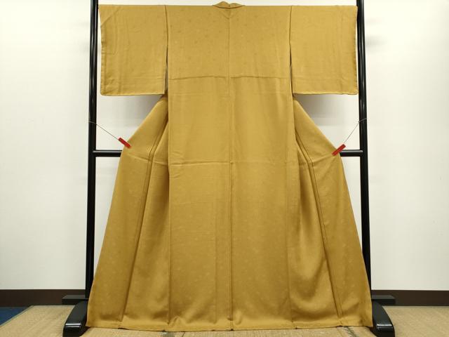 平和屋の平和屋着物●上質な色無地　舞花地紋　黄土色　正絹　逸品　未使用　CABG2111ze｜アングル2