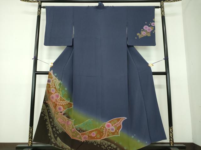 ■■■　サイズ　■■■ 身丈 158cm（肩から） 裄丈 62cm 袖丈 49cm　縫込み 6.5cm 袖幅 31cm 前幅 23.5cm 後幅 29cm 着物縫いこみ 内揚げ 8.5cm 裄 お袖側 約5.5cm　身頃側 約4.5cm ■■■　商品詳細　■■■ 【正絹】 状態は接写画像のように表地所々に薄い汚れがございます。 大変上質な逸品になりますのでぜひお手入れをされてお召しになられてはいかがでしょうか。 お安く出品致しますので、是非この機会にいかがでしょうか？ ■■■　注意事項　■■■ ■モニター発色の具合により色合いが異なる場合がございます。 ■寸法は多少の誤差が生じる場合がございますのでご了承ください。 ■縫込みの長さが左右非対称の場合は短い部分を記載しております。 左右非対称であってもご返品・お値引き等の保証は出来かねますので、ご了承の上ご購入をお願い致します。 ■シミ等のチェックには注意を払っておりますが、見落としがある場合もございますし、個人の見解も様々ですので神経質な方のご購入はお控えください。 ■箪笥に入っておりました着物や帯なので畳みシワや匂いがあるものもございます。 ■お休みは基本的に土日祝となりますが、その他臨時でお休みする場合がございますのでご了承ください。 ■商品の発送は平日のみの発送となります。 ■夜間と土曜、日曜日はお問い合わせの回答が遅れる場合がございます。 ■当店では、お直し、紋入れ、お手入れ等は承っておりません。 ■生地の状態（ヤケ、経年劣化等）によってはサイズ直しが出来ない場合がございます。 その点もどうかご了承のうえ、ご購入をお願いいたします。 ■弊社で取り扱う商品は一点ものにつき、時期や在庫状況に応じて金額が変更となる場合がございます。 ■検針は行っておりません。予めご了承いただきますようお願いいたします。 ■【洗える着物】と記載のある商品におきましては、商品お届け後に洗濯を行ってしまってからのご返品にはご対応しかねます。 念の為、専門店でのお手入れをお願いいたします。 ■写真に写っている物が全てになります。それ以外の付属品はございませんのでご了承ください。 ■着物のサイズ目安は下記を参考ください↓ ＜女性着物＞　お端折り次第で＋5cm　－1cmが着用可能サイズ 　例）身丈170cmの場合、身長160cm～175cm ＜男性着物＞　身丈＋約25cm～27cm程が適応身長 　例）身丈155cmの場合、身長180～182cm