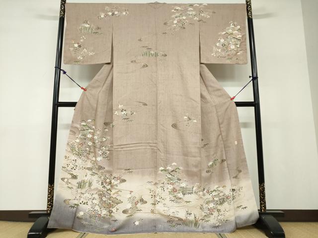 ■■■　サイズ　■■■ 身丈 165.5cm（肩から） 裄丈 68.5cm 袖丈 49.5cm　縫込み 8cm 袖幅 35cm 前幅 25cm 後幅 31cm 着物縫いこみ 内揚げ 3cm 裄 お袖側 約3cm　身頃側 約4cm ■■■　商品詳細　■■■ 【正絹・未使用】 状態は特に目立ったシミ汚れなどもなく大変良い状態です。 大変上質な逸品になります。 お安く出品致しますので、是非この機会にいかがでしょうか？ ■■■　注意事項　■■■ ■モニター発色の具合により色合いが異なる場合がございます。 ■寸法は多少の誤差が生じる場合がございますのでご了承ください。 ■縫込みの長さが左右非対称の場合は短い部分を記載しております。 左右非対称であってもご返品・お値引き等の保証は出来かねますので、ご了承の上ご購入をお願い致します。 ■シミ等のチェックには注意を払っておりますが、見落としがある場合もございますし、個人の見解も様々ですので神経質な方のご購入はお控えください。 ■箪笥に入っておりました着物や帯なので畳みシワや匂いがあるものもございます。 ■お休みは基本的に土日祝となりますが、その他臨時でお休みする場合がございますのでご了承ください。 ■商品の発送は平日のみの発送となります。 ■夜間と土曜、日曜日はお問い合わせの回答が遅れる場合がございます。 ■当店では、お直し、紋入れ、お手入れ等は承っておりません。 ■生地の状態（ヤケ、経年劣化等）によってはサイズ直しが出来ない場合がございます。 その点もどうかご了承のうえ、ご購入をお願いいたします。 ■弊社で取り扱う商品は一点ものにつき、時期や在庫状況に応じて金額が変更となる場合がございます。 ■検針は行っておりません。予めご了承いただきますようお願いいたします。 ■【洗える着物】と記載のある商品におきましては、商品お届け後に洗濯を行ってしまってからのご返品にはご対応しかねます。 念の為、専門店でのお手入れをお願いいたします。 ■写真に写っている物が全てになります。それ以外の付属品はございませんのでご了承ください。 ■着物のサイズ目安は下記を参考ください↓ ＜女性着物＞　お端折り次第で＋5cm　－1cmが着用可能サイズ 　例）身丈170cmの場合、身長160cm～175cm ＜男性着物＞　身丈＋約25cm～27cm程が適応身長 　例）身丈155cmの場合、身長180～182cm