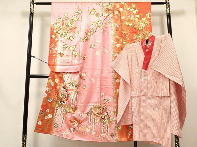 ■■■　サイズ　■■■ 【祝着】 身丈 138.5cm（肩から） 裄丈 52cm（肩上げ　3.5cm） 袖丈 74cm　縫込み 5.5cm 袖幅 32.5cm 前幅 20.5cm 後幅 26.5cm 着物縫いこみ 内揚げ 3.5cm （腰上げ　0cm） 裄 お袖側 約4cm　身頃側 約8.5cm 【長襦袢】 身丈 87.5cm（肩から） 裄丈 51cm（肩上げ　3.5cm） 袖丈 74cm　縫込み 2.5cm 袖幅 31.5cm 前幅 22.5cm 後幅 26.5cm 着物縫いこみ 内揚げ 0cm （腰上げ　13cm） 裄 お袖側 約4cm　身頃側 約6cm ■■■　商品詳細　■■■ 着物【正絹】の 状態は特に目立ったシミ汚れなどもなく大変良い状態です。 長襦袢【化繊】の 状態は接写画像のように後身頃・裏地に薄い汚れがございますがその他特に目立ったシミ汚れなどもなく大変良い状態です。 大変上質な逸品になります。 お安く出品致しますので、是非この機会にいかがでしょうか？ ■■■　注意事項　■■■ ■モニター発色の具合により色合いが異なる場合がございます。 ■寸法は多少の誤差が生じる場合がございますのでご了承ください。 ■縫込みの長さが左右非対称の場合は短い部分を記載しております。 左右非対称であってもご返品・お値引き等の保証は出来かねますので、ご了承の上ご購入をお願い致します。 ■シミ等のチェックには注意を払っておりますが、見落としがある場合もございますし、個人の見解も様々ですので神経質な方のご購入はお控えください。 ■箪笥に入っておりました着物や帯なので畳みシワや匂いがあるものもございます。 ■お休みは基本的に土日祝となりますが、その他臨時でお休みする場合がございますのでご了承ください。 ■商品の発送は平日のみの発送となります。 ■夜間と土曜、日曜日はお問い合わせの回答が遅れる場合がございます。 ■当店では、お直し、紋入れ、お手入れ等は承っておりません。 ■生地の状態（ヤケ、経年劣化等）によってはサイズ直しが出来ない場合がございます。 その点もどうかご了承のうえ、ご購入をお願いいたします。 ■弊社で取り扱う商品は一点ものにつき、時期や在庫状況に応じて金額が変更となる場合がございます。 ■検針は行っておりません。予めご了承いただきますようお願いいたします。 ■【洗える着物】と記載のある商品におきましては、商品お届け後に洗濯を行ってしまってからのご返品にはご対応しかねます。 念の為、専門店でのお手入れをお願いいたします。 ■写真に写っている物が全てになります。それ以外の付属品はございませんのでご了承ください。 ■着物のサイズ目安は下記を参考ください↓ ＜女性着物＞　お端折り次第で＋5cm　－1cmが着用可能サイズ 　例）身丈170cmの場合、身長160cm～175cm ＜男性着物＞　身丈＋約25cm～27cm程が適応身長 　例）身丈155cmの場合、身長180～182cm