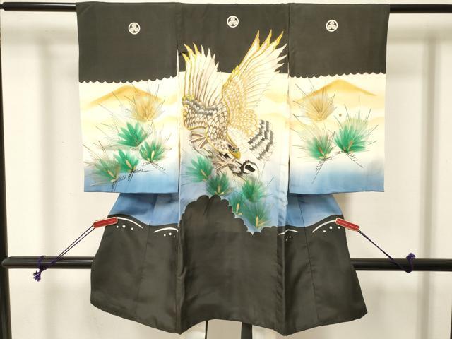 ■■■　サイズ　■■■ 【着物】 身丈 96.5cm（肩から） 裄丈 46cm 袖丈 57cm ■■■　商品詳細　■■■ 産着【着物：正絹・襦袢：化繊・五つ紋】 状態は接写画像のように表地所々・紐部分・裏地に薄い汚れがございます。 大変上質な逸品になりますので ぜひお手入れをされてお召しになられてはいかがでしょうか。 お安く出品致しますので、是非この機会にいかがでしょうか？ ■■■　注意事項　■■■ ■モニター発色の具合により色合いが異なる場合がございます。 ■寸法は多少の誤差が生じる場合がございますのでご了承ください。 ■縫込みの長さが左右非対称の場合は短い部分を記載しております。 左右非対称であってもご返品・お値引き等の保証は出来かねますので、ご了承の上ご購入をお願い致します。 ■シミ等のチェックには注意を払っておりますが、見落としがある場合もございますし、個人の見解も様々ですので神経質な方のご購入はお控えください。 ■箪笥に入っておりました着物や帯なので畳みシワや匂いがあるものもございます。 ■お休みは基本的に土日祝となりますが、その他臨時でお休みする場合がございますのでご了承ください。 ■商品の発送は平日のみの発送となります。 ■夜間と土曜、日曜日はお問い合わせの回答が遅れる場合がございます。 ■当店では、お直し、紋入れ、お手入れ等は承っておりません。 ■生地の状態（ヤケ、経年劣化等）によってはサイズ直しが出来ない場合がございます。 その点もどうかご了承のうえ、ご購入をお願いいたします。 ■弊社で取り扱う商品は一点ものにつき、時期や在庫状況に応じて金額が変更となる場合がございます。 ■検針は行っておりません。予めご了承いただきますようお願いいたします。 ■【洗える着物】と記載のある商品におきましては、商品お届け後に洗濯を行ってしまってからのご返品にはご対応しかねます。 念の為、専門店でのお手入れをお願いいたします。 ■写真に写っている物が全てになります。それ以外の付属品はございませんのでご了承ください。 ■着物のサイズ目安は下記を参考ください↓ ＜女性着物＞　お端折り次第で＋5cm　－1cmが着用可能サイズ 　例）身丈170cmの場合、身長160cm～175cm ＜男性着物＞　身丈＋約25cm～27cm程が適応身長 　例）身丈155cmの場合、身長180～182cm