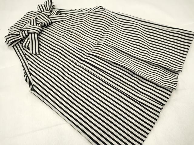 ■■■　サイズ　■■■ 【袴】 紐下　約　55cm ■■■　商品詳細　■■■ 袴【化繊】 状態は接写画像のように 前紐・後紐・一から三の襞・裏地に薄い汚れがございますが その他特に目立ったシミ汚れなどもなく大変良い状態です。 お安く出品致しますので、是非この機会にいかがでしょうか？ ※ご自身で洗濯された場合の保証はできかねます。専門店にご相談ください。 ■■■　注意事項　■■■ ■モニター発色の具