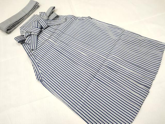 ■■■　サイズ　■■■ 【袴】 紐下　約　62cm 【帯】 長さ 212cm　幅 6cm程 ■■■　商品詳細　■■■ 袴・帯【化繊】のいずれも 状態は特に目立ったシミ汚れなどもなく大変良い状態です。 お安く出品致しますので、是非この機会にいかがでしょうか？ ※ご自身で洗濯された場合の保証はできかねます。専門店にご相談ください。 ■■■　注意事項　■■■ ■モニター発色の具合により色合いが異なる場合がございます。 ■寸法は多少の誤差が生じる場合がございますのでご了承ください。 ■縫込みの長さが左右非対称の場合は短い部分を記載しております。 左右非対称であってもご返品・お値引き等の保証は出来かねますので、ご了承の上ご購入をお願い致します。 ■シミ等のチェックには注意を払っておりますが、見落としがある場合もございますし、個人の見解も様々ですので神経質な方のご購入はお控えください。 ■箪笥に入っておりました着物や帯なので畳みシワや匂いがあるものもございます。 ■お休みは基本的に土日祝となりますが、その他臨時でお休みする場合がございますのでご了承ください。 ■商品の発送は平日のみの発送となります。 ■夜間と土曜、日曜日はお問い合わせの回答が遅れる場合がございます。 ■当店では、お直し、紋入れ、お手入れ等は承っておりません。 ■生地の状態（ヤケ、経年劣化等）によってはサイズ直しが出来ない場合がございます。 その点もどうかご了承のうえ、ご購入をお願いいたします。 ■弊社で取り扱う商品は一点ものにつき、時期や在庫状況に応じて金額が変更となる場合がございます。 ■検針は行っておりません。予めご了承いただきますようお願いいたします。 ■【洗える着物】と記載のある商品におきましては、商品お届け後に洗濯を行ってしまってからのご返品にはご対応しかねます。 念の為、専門店でのお手入れをお願いいたします。 ■写真に写っている物が全てになります。それ以外の付属品はございませんのでご了承ください。 ■着物のサイズ目安は下記を参考ください↓ ＜女性着物＞　お端折り次第で＋5cm　－1cmが着用可能サイズ 　例）身丈170cmの場合、身長160cm～175cm ＜男性着物＞　身丈＋約25cm～27cm程が適応身長 　例）身丈155cmの場合、身長180～182cm