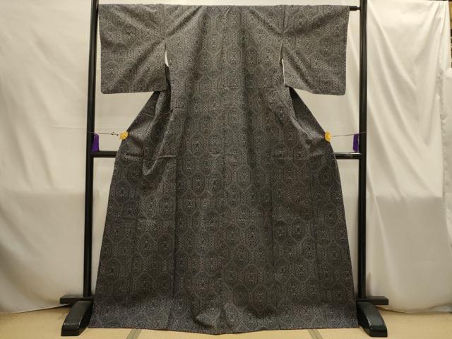 ■■■　サイズ　■■■ 身丈 167cm（肩から） 裄丈 65.5cm 袖丈 47cm　縫込み 1.5cm 袖幅 33cm 前幅 23cm 後幅 29.5cm 着物縫いこみ 内揚げ 0cm 裄 お袖側 約2cm　身頃側 約2cm ■■■　商品詳細　■■■ 【正絹】 状態は画像を添付しておりますので、そちらをご確認下さいますよう宜しくお願い致します。 大変上質な逸品になります。 お安く出品致しますので、是非この機会にいかがでしょうか？ ■■■　注意事項　■■■ ■モニター発色の具合により色合いが異なる場合がございます。 ■寸法は多少の誤差が生じる場合がございますのでご了承ください。 ■縫込みの長さが左右非対称の場合は短い部分を記載しております。 左右非対称であってもご返品・お値引き等の保証は出来かねますので、ご了承の上ご購入をお願い致します。 ■シミ等のチェックには注意を払っておりますが、見落としがある場合もございますし、個人の見解も様々ですので神経質な方のご購入はお控えください。 ■箪笥に入っておりました着物や帯なので畳みシワや匂いがあるものもございます。 ■お休みは基本的に土日祝となりますが、その他臨時でお休みする場合がございますのでご了承ください。 ■商品の発送は平日のみの発送となります。 ■夜間と土曜、日曜日はお問い合わせの回答が遅れる場合がございます。 ■当店では、お直し、紋入れ、お手入れ等は承っておりません。 ■生地の状態（ヤケ、経年劣化等）によってはサイズ直しが出来ない場合がございます。 その点もどうかご了承のうえ、ご購入をお願いいたします。 ■弊社で取り扱う商品は一点ものにつき、時期や在庫状況に応じて金額が変更となる場合がございます。 ■検針は行っておりません。予めご了承いただきますようお願いいたします。 ■【洗える着物】と記載のある商品におきましては、商品お届け後に洗濯を行ってしまってからのご返品にはご対応しかねます。 念の為、専門店でのお手入れをお願いいたします。 ■写真に写っている物が全てになります。それ以外の付属品はございませんのでご了承ください。 ■着物のサイズ目安は下記を参考ください↓ ＜女性着物＞　お端折り次第で＋5cm　－1cmが着用可能サイズ 　例）身丈170cmの場合、身長160cm～175cm ＜男性着物＞　身丈＋約25cm～27cm程が適応身長 　例）身丈155cmの場合、身長180～182cm