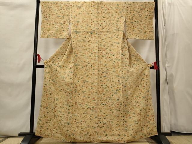 ■■■　サイズ　■■■ 身丈 161cm（肩から） 裄丈 68cm 袖丈 47cm　縫込み 7cm 袖幅 34cm 前幅 23cm 後幅 29cm 着物縫いこみ 内揚げ 0cm 裄 お袖側 約1cm　身頃側 約0cm ■■■　商品詳細　■■■ 【正絹】 状態は画像を添付しておりますので、そちらをご確認下さいますよう宜しくお願い致します。 大変上質な逸品になります。 お安く出品致しますので、是非この機会にいかがでしょうか？ ■■■　注意事項　■■■ ■モニター発色の具合により色合いが異なる場合がございます。 ■寸法は多少の誤差が生じる場合がございますのでご了承ください。 ■縫込みの長さが左右非対称の場合は短い部分を記載しております。 左右非対称であってもご返品・お値引き等の保証は出来かねますので、ご了承の上ご購入をお願い致します。 ■シミ等のチェックには注意を払っておりますが、見落としがある場合もございますし、個人の見解も様々ですので神経質な方のご購入はお控えください。 ■箪笥に入っておりました着物や帯なので畳みシワや匂いがあるものもございます。 ■お休みは基本的に土日祝となりますが、その他臨時でお休みする場合がございますのでご了承ください。 ■商品の発送は平日のみの発送となります。 ■夜間と土曜、日曜日はお問い合わせの回答が遅れる場合がございます。 ■当店では、お直し、紋入れ、お手入れ等は承っておりません。 ■生地の状態（ヤケ、経年劣化等）によってはサイズ直しが出来ない場合がございます。 その点もどうかご了承のうえ、ご購入をお願いいたします。 ■弊社で取り扱う商品は一点ものにつき、時期や在庫状況に応じて金額が変更となる場合がございます。 ■検針は行っておりません。予めご了承いただきますようお願いいたします。 ■【洗える着物】と記載のある商品におきましては、商品お届け後に洗濯を行ってしまってからのご返品にはご対応しかねます。 念の為、専門店でのお手入れをお願いいたします。 ■写真に写っている物が全てになります。それ以外の付属品はございませんのでご了承ください。 ■着物のサイズ目安は下記を参考ください↓ ＜女性着物＞　お端折り次第で＋5cm　－1cmが着用可能サイズ 　例）身丈170cmの場合、身長160cm～175cm ＜男性着物＞　身丈＋約25cm～27cm程が適応身長 　例）身丈155cmの場合、身長180～182cm