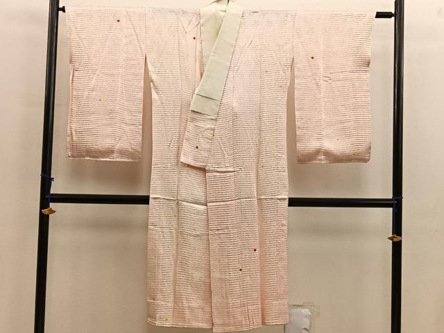 ■■■　サイズ　■■■ 身丈 160cm（肩から） 裄丈 65.5cm 袖丈 46.5cm　縫込み 5.5cm 袖幅 33.5cm 前幅 22.5cm 後幅 28.5cm 着物縫いこみ 内揚げ 0cm 裄 お袖側 約2.5cm　身頃側 約2cm ■■■　商品詳細　■■■ 【正絹】 状態は画像を添付しておりますので、そちらをご確認下さいますよう宜しくお願い致します。 大変上質な逸品になります。 お安く出品致しますので、是非この機会にいかがでしょうか？ ■■■　注意事項　■■■ ■モニター発色の具合により色合いが異なる場合がございます。 ■寸法は多少の誤差が生じる場合がございますのでご了承ください。 ■縫込みの長さが左右非対称の場合は短い部分を記載しております。 左右非対称であってもご返品・お値引き等の保証は出来かねますので、ご了承の上ご購入をお願い致します。 ■シミ等のチェックには注意を払っておりますが、見落としがある場合もございますし、個人の見解も様々ですので神経質な方のご購入はお控えください。 ■箪笥に入っておりました着物や帯なので畳みシワや匂いがあるものもございます。 ■お休みは基本的に土日祝となりますが、その他臨時でお休みする場合がございますのでご了承ください。 ■商品の発送は平日のみの発送となります。 ■夜間と土曜、日曜日はお問い合わせの回答が遅れる場合がございます。 ■当店では、お直し、紋入れ、お手入れ等は承っておりません。 ■生地の状態（ヤケ、経年劣化等）によってはサイズ直しが出来ない場合がございます。 その点もどうかご了承のうえ、ご購入をお願いいたします。 ■弊社で取り扱う商品は一点ものにつき、時期や在庫状況に応じて金額が変更となる場合がございます。 ■検針は行っておりません。予めご了承いただきますようお願いいたします。 ■【洗える着物】と記載のある商品におきましては、商品お届け後に洗濯を行ってしまってからのご返品にはご対応しかねます。 念の為、専門店でのお手入れをお願いいたします。 ■写真に写っている物が全てになります。それ以外の付属品はございませんのでご了承ください。 ■着物のサイズ目安は下記を参考ください↓ ＜女性着物＞　お端折り次第で＋5cm　－1cmが着用可能サイズ 　例）身丈170cmの場合、身長160cm～175cm ＜男性着物＞　身丈＋約25cm～27cm程が適応身長 　例）身丈155cmの場合、身長180～182cm