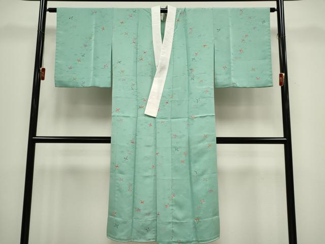 ■■■　サイズ　■■■ 身丈 129.5cm（肩から） 裄丈 64cm 袖丈 49cm　縫込み 4cm 袖幅 33cm 前幅 27cm 後幅 30.5cm 着物縫いこみ 内揚げ 13cm 裄 お袖側 約3.5cm　身頃側 約2.5cm ■■■　商品詳細　■■■ 【正絹】 状態は画像を添付しておりますので、そちらをご確認下さいますよう宜しくお願い致します。 大変上質な逸品になります。 お安く出品致しますので、是非この機会にいかがでしょうか？ ■■■　注意事項　■■■ ■モニター発色の具合により色合いが異なる場合がございます。 ■寸法は多少の誤差が生じる場合がございますのでご了承ください。 ■縫込みの長さが左右非対称の場合は短い部分を記載しております。 左右非対称であってもご返品・お値引き等の保証は出来かねますので、ご了承の上ご購入をお願い致します。 ■シミ等のチェックには注意を払っておりますが、見落としがある場合もございますし、個人の見解も様々ですので神経質な方のご購入はお控えください。 ■箪笥に入っておりました着物や帯なので畳みシワや匂いがあるものもございます。 ■お休みは基本的に土日祝となりますが、その他臨時でお休みする場合がございますのでご了承ください。 ■商品の発送は平日のみの発送となります。 ■夜間と土曜、日曜日はお問い合わせの回答が遅れる場合がございます。 ■当店では、お直し、紋入れ、お手入れ等は承っておりません。 ■生地の状態（ヤケ、経年劣化等）によってはサイズ直しが出来ない場合がございます。 その点もどうかご了承のうえ、ご購入をお願いいたします。 ■弊社で取り扱う商品は一点ものにつき、時期や在庫状況に応じて金額が変更となる場合がございます。 ■検針は行っておりません。予めご了承いただきますようお願いいたします。 ■【洗える着物】と記載のある商品におきましては、商品お届け後に洗濯を行ってしまってからのご返品にはご対応しかねます。 念の為、専門店でのお手入れをお願いいたします。 ■写真に写っている物が全てになります。それ以外の付属品はございませんのでご了承ください。 ■着物のサイズ目安は下記を参考ください↓ ＜女性着物＞　お端折り次第で＋5cm　－1cmが着用可能サイズ 　例）身丈170cmの場合、身長160cm～175cm ＜男性着物＞　身丈＋約25cm～27cm程が適応身長 　例）身丈155cmの場合、身長180～182cm