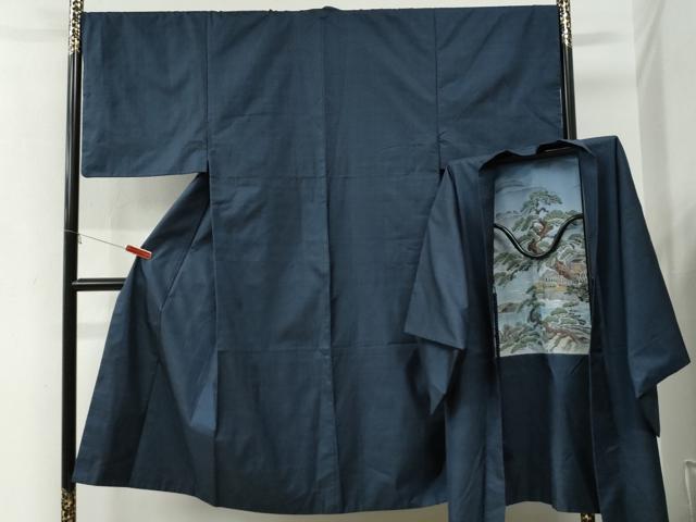 ■■■　サイズ　■■■ 【着物】 身丈 142cm（肩から） 裄丈 68.5cm 袖丈 48.5cm　縫込み 5cm 袖幅 35cm 前幅 26.5cm 後幅 32cm 着物縫いこみ 内揚げ 5cm 裄 お袖側 約3.5cm　身頃側 約1cm 【羽織】 身丈 91cm（肩から） 裄丈 70.5cm 袖丈 49cm　縫込み 0cm 袖幅 36cm 前幅 21cm 後幅 33cm 裄 お袖側 約4cm　身頃側 約5cm ■■■　商品詳細　■■■ 【正絹】 着物の状態は接写画像のように上前に薄い汚れがございますが その他特に目立ったシミ汚れなどもなく大変良い状態です。 羽織の状態は特に目立ったシミ汚れなどもなく大変良い状態です。 大変上質な逸品になります。 お安く出品致しますので、是非この機会にいかがでしょうか？ ■■■　注意事項　■■■ ■モニター発色の具合により色合いが異なる場合がございます。 ■寸法は多少の誤差が生じる場合がございますのでご了承ください。 ■縫込みの長さが左右非対称の場合は短い部分を記載しております。 左右非対称であってもご返品・お値引き等の保証は出来かねますので、ご了承の上ご購入をお願い致します。 ■シミ等のチェックには注意を払っておりますが、見落としがある場合もございますし、個人の見解も様々ですので神経質な方のご購入はお控えください。 ■箪笥に入っておりました着物や帯なので畳みシワや匂いがあるものもございます。 ■お休みは基本的に土日祝となりますが、その他臨時でお休みする場合がございますのでご了承ください。 ■商品の発送は平日のみの発送となります。 ■夜間と土曜、日曜日はお問い合わせの回答が遅れる場合がございます。 ■当店では、お直し、紋入れ、お手入れ等は承っておりません。 ■生地の状態（ヤケ、経年劣化等）によってはサイズ直しが出来ない場合がございます。 その点もどうかご了承のうえ、ご購入をお願いいたします。 ■弊社で取り扱う商品は一点ものにつき、時期や在庫状況に応じて金額が変更となる場合がございます。 ■検針は行っておりません。予めご了承いただきますようお願いいたします。 ■【洗える着物】と記載のある商品におきましては、商品お届け後に洗濯を行ってしまってからのご返品にはご対応しかねます。 念の為、専門店でのお手入れをお願いいたします。 ■写真に写っている物が全てになります。それ以外の付属品はございませんのでご了承ください。 ■状態に関する写真につきましては、掲載可能な写真枚数に限りがあるため、各箇所につき1枚参考画像を掲載しております。 ■着物のサイズ目安は下記を参考ください↓ ＜女性着物＞　お端折り次第で＋5cm　−1cmが着用可能サイズ 　例）身丈170cmの場合、身長160cm〜175cm ＜男性着物＞　身丈＋約25cm〜27cm程が適応身長 　例）身丈155cmの場合、身長180〜182cm