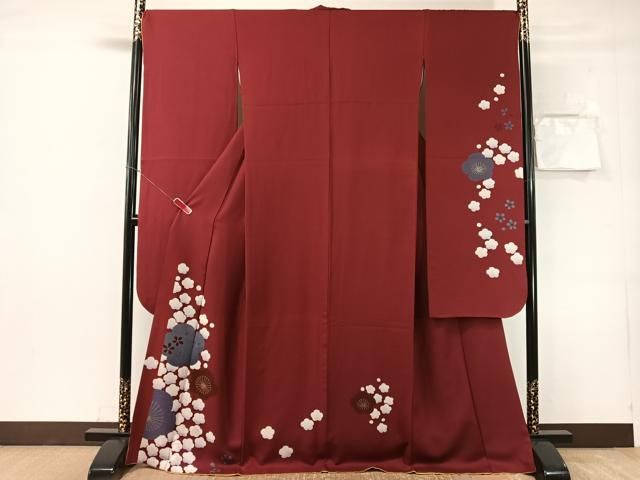 ■■■　サイズ　■■■ 身丈 170cm（肩から） 裄丈 68.5cm 袖丈 114cm　縫込み 5cm 袖幅 34cm 前幅 25cm 後幅 30cm 着物縫いこみ 内揚げ 1.5cm 裄 お袖側 約2.5cm　身頃側 約1cm ■■■　商品詳細　■■■ 【正絹】 状態は接写画像のように後身頃に焼けがございますが その他特に目立ったシミ汚れなどもなく大変良い状態です。 大変上質な逸品になります。 お安く出品致しますので、是非この機会にいかがでしょうか？ ■■■　注意事項　■■■ ■モニター発色の具合により色合いが異なる場合がございます。 ■寸法は多少の誤差が生じる場合がございますのでご了承ください。 ■縫込みの長さが左右非対称の場合は短い部分を記載しております。 左右非対称であってもご返品・お値引き等の保証は出来かねますので、ご了承の上ご購入をお願い致します。 ■シミ等のチェックには注意を払っておりますが、見落としがある場合もございますし、個人の見解も様々ですので神経質な方のご購入はお控えください。 ■箪笥に入っておりました着物や帯なので畳みシワや匂いがあるものもございます。 ■お休みは基本的に土日祝となりますが、その他臨時でお休みする場合がございますのでご了承ください。 ■商品の発送は平日のみの発送となります。 ■夜間と土曜、日曜日はお問い合わせの回答が遅れる場合がございます。 ■当店では、お直し、紋入れ、お手入れ等は承っておりません。 ■生地の状態（ヤケ、経年劣化等）によってはサイズ直しが出来ない場合がございます。 その点もどうかご了承のうえ、ご購入をお願いいたします。 ■弊社で取り扱う商品は一点ものにつき、時期や在庫状況に応じて金額が変更となる場合がございます。 ■検針は行っておりません。予めご了承いただきますようお願いいたします。 ■【洗える着物】と記載のある商品におきましては、商品お届け後に洗濯を行ってしまってからのご返品にはご対応しかねます。 念の為、専門店でのお手入れをお願いいたします。 ■写真に写っている物が全てになります。それ以外の付属品はございませんのでご了承ください。 ■状態に関する写真につきましては、掲載可能な写真枚数に限りがあるため、各箇所につき1枚参考画像を掲載しております。 ■着物のサイズ目安は下記を参考ください↓ ＜女性着物＞　お端折り次第で＋5cm　−1cmが着用可能サイズ 　例）身丈170cmの場合、身長160cm〜175cm ＜男性着物＞　身丈＋約25cm〜27cm程が適応身長 　例）身丈155cmの場合、身長180〜182cm