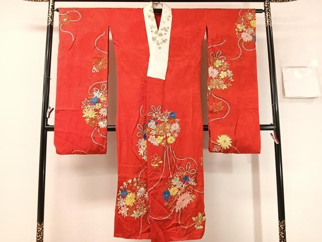 ■■■　サイズ　■■■ 身丈 142cm（肩から） 裄丈 64cm 袖丈 95.5cm　縫込み 10cm 袖幅 32cm 前幅 25cm 後幅 31.5cm 着物縫いこみ 内揚げ 0cm 裄 お袖側 約0cm　身頃側 約0cm ■■■　商品詳細　■■■ 【正絹】 状態は接写画像のように下前に 駒刺繍の糸解け、衿に薄い汚れ、裾部分に破れ、胴裏に糸解けがございます。 大変上質な逸品になります。 お安く出品致しますので、是非この機会にいかがでしょうか？ ※アンティークになりますのでお品物の状態の感じ方には個人差がございます。 ご理解の上でのご入札をお願い致します。 ■■■　注意事項　■■■ ■モニター発色の具合により色合いが異なる場合がございます。 ■寸法は多少の誤差が生じる場合がございますのでご了承ください。 ■縫込みの長さが左右非対称の場合は短い部分を記載しております。 左右非対称であってもご返品・お値引き等の保証は出来かねますので、ご了承の上ご購入をお願い致します。 ■シミ等のチェックには注意を払っておりますが、見落としがある場合もございますし、個人の見解も様々ですので神経質な方のご購入はお控えください。 ■箪笥に入っておりました着物や帯なので畳みシワや匂いがあるものもございます。 ■お休みは基本的に土日祝となりますが、その他臨時でお休みする場合がございますのでご了承ください。 ■商品の発送は平日のみの発送となります。 ■夜間と土曜、日曜日はお問い合わせの回答が遅れる場合がございます。 ■当店では、お直し、紋入れ、お手入れ等は承っておりません。 ■生地の状態（ヤケ、経年劣化等）によってはサイズ直しが出来ない場合がございます。 その点もどうかご了承のうえ、ご購入をお願いいたします。 ■弊社で取り扱う商品は一点ものにつき、時期や在庫状況に応じて金額が変更となる場合がございます。 ■検針は行っておりません。予めご了承いただきますようお願いいたします。 ■【洗える着物】と記載のある商品におきましては、商品お届け後に洗濯を行ってしまってからのご返品にはご対応しかねます。 念の為、専門店でのお手入れをお願いいたします。 ■写真に写っている物が全てになります。それ以外の付属品はございませんのでご了承ください。 ■状態に関する写真につきましては、掲載可能な写真枚数に限りがあるため、各箇所につき1枚参考画像を掲載しております。 ■着物のサイズ目安は下記を参考ください↓ ＜女性着物＞　お端折り次第で＋5cm　−1cmが着用可能サイズ 　例）身丈170cmの場合、身長160cm〜175cm ＜男性着物＞　身丈＋約25cm〜27cm程が適応身長 　例）身丈155cmの場合、身長180〜182cm