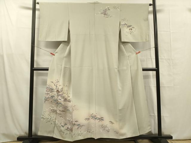■■■　サイズ　■■■ 身丈 153cm（肩から） 裄丈 62cm 袖丈 46cm　縫込み 5.5cm 袖幅 32.5cm 前幅 22.5cm 後幅 27.5cm 着物縫いこみ 内揚げ 7.5cm 裄 お袖側 約4cm　身頃側 約8.5cm ■■■　商品詳細　■■■ 【正絹・一つ紋】 状態は画像を添付しておりますので、そちらをご確認下さいますよう宜しくお願い致します。 大変上質な逸品になります。 お安く出品致しますので、是非この機会にいかがでしょうか？ ■■■　注意事項　■■■ ■モニター発色の具合により色合いが異なる場合がございます。 ■寸法は多少の誤差が生じる場合がございますのでご了承ください。 ■縫込みの長さが左右非対称の場合は短い部分を記載しております。 左右非対称であってもご返品・お値引き等の保証は出来かねますので、ご了承の上ご購入をお願い致します。 ■シミ等のチェックには注意を払っておりますが、見落としがある場合もございますし、個人の見解も様々ですので神経質な方のご購入はお控えください。 ■箪笥に入っておりました着物や帯なので畳みシワや匂いがあるものもございます。 ■お休みは基本的に土日祝となりますが、その他臨時でお休みする場合がございますのでご了承ください。 ■商品の発送は平日のみの発送となります。 ■夜間と土曜、日曜日はお問い合わせの回答が遅れる場合がございます。 ■当店では、お直し、紋入れ、お手入れ等は承っておりません。 ■生地の状態（ヤケ、経年劣化等）によってはサイズ直しが出来ない場合がございます。 その点もどうかご了承のうえ、ご購入をお願いいたします。 ■弊社で取り扱う商品は一点ものにつき、時期や在庫状況に応じて金額が変更となる場合がございます。 ■検針は行っておりません。予めご了承いただきますようお願いいたします。 ■【洗える着物】と記載のある商品におきましては、商品お届け後に洗濯を行ってしまってからのご返品にはご対応しかねます。 念の為、専門店でのお手入れをお願いいたします。 ■写真に写っている物が全てになります。それ以外の付属品はございませんのでご了承ください。 ■着物のサイズ目安は下記を参考ください↓ ＜女性着物＞　お端折り次第で＋5cm　－1cmが着用可能サイズ 　例）身丈170cmの場合、身長160cm～175cm ＜男性着物＞　身丈＋約25cm～27cm程が適応身長 　例）身丈155cmの場合、身長180～182cm