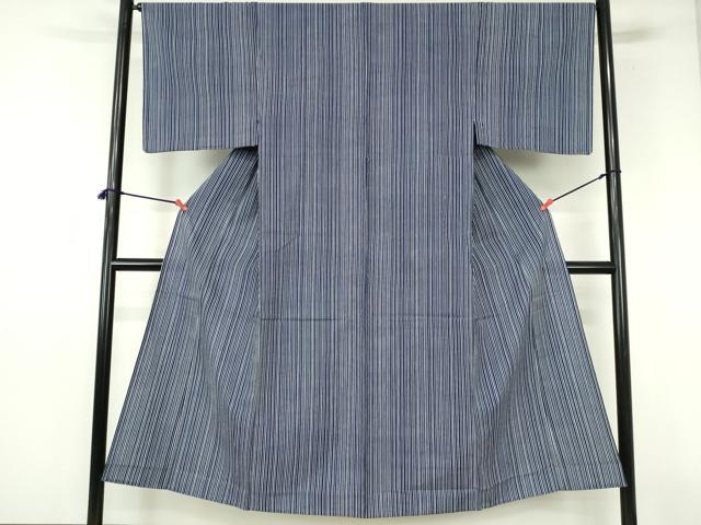 ■■■　サイズ　■■■ 身丈 145.5cm（肩から） 裄丈 66cm 袖丈 47cm　縫込み 3cm 袖幅 33cm 前幅 25cm 後幅 31cm 着物縫いこみ 内揚げ 4.5cm 裄 お袖側 約0cm　身頃側 約0cm ■■■　商品詳細　■■■ 【綿】 状態は接写画像のように居敷当て・肩当て・右袖前に薄い汚れがございますが その他特に目立ったシミ汚れなどもなく大変良い状態です。 大変上質な逸品になります。 お安く出品致しますので、是非この機会にいかがでしょうか？ ■■■　注意事項　■■■ ■モニター発色の具合により色合いが異なる場合がございます。 ■寸法は多少の誤差が生じる場合がございますのでご了承ください。 ■縫込みの長さが左右非対称の場合は短い部分を記載しております。 左右非対称であってもご返品・お値引き等の保証は出来かねますので、ご了承の上ご購入をお願い致します。 ■シミ等のチェックには注意を払っておりますが、見落としがある場合もございますし、個人の見解も様々ですので神経質な方のご購入はお控えください。 ■箪笥に入っておりました着物や帯なので畳みシワや匂いがあるものもございます。 ■お休みは基本的に土日祝となりますが、その他臨時でお休みする場合がございますのでご了承ください。 ■商品の発送は平日のみの発送となります。 ■夜間と土曜、日曜日はお問い合わせの回答が遅れる場合がございます。 ■当店では、お直し、紋入れ、お手入れ等は承っておりません。 ■生地の状態（ヤケ、経年劣化等）によってはサイズ直しが出来ない場合がございます。 その点もどうかご了承のうえ、ご購入をお願いいたします。 ■弊社で取り扱う商品は一点ものにつき、時期や在庫状況に応じて金額が変更となる場合がございます。 ■検針は行っておりません。予めご了承いただきますようお願いいたします。 ■【洗える着物】と記載のある商品におきましては、商品お届け後に洗濯を行ってしまってからのご返品にはご対応しかねます。 念の為、専門店でのお手入れをお願いいたします。 ■写真に写っている物が全てになります。それ以外の付属品はございませんのでご了承ください。 ■状態に関する写真につきましては、掲載可能な写真枚数に限りがあるため、各箇所につき1枚参考画像を掲載しております。 ■着物のサイズ目安は下記を参考ください↓ ＜女性着物＞　お端折り次第で＋5cm　−1cmが着用可能サイズ 　例）身丈170cmの場合、身長160cm〜175cm ＜男性着物＞　身丈＋約25cm〜27cm程が適応身長 　例）身丈155cmの場合、身長180〜182cm