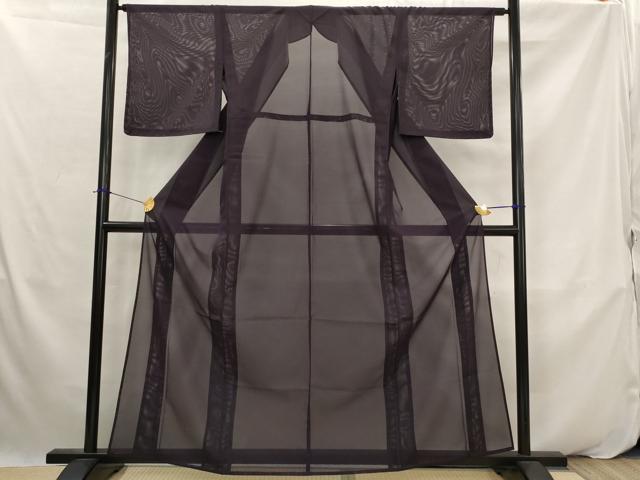 ■■■　サイズ　■■■ 身丈 159cm（肩から） 裄丈 63cm 袖丈 47cm　縫込み 3cm 袖幅 32cm 前幅 23cm 後幅 29cm 着物縫いこみ 内揚げ 0cm 裄 お袖側 約2cm　身頃側 約1cm ■■■　商品詳細　■■■ 【化繊・紋なし・未使用】 状態は特に目立ったシミ汚れなどもなく大変良い状態です。 お安く出品致しますので、是非この機会にいかがでしょうか？ ■■■　注意事項　■■■ ■モニター発色の具合により色合いが異なる場合がございます。 ■寸法は多少の誤差が生じる場合がございますのでご了承ください。 ■縫込みの長さが左右非対称の場合は短い部分を記載しております。 左右非対称であってもご返品・お値引き等の保証は出来かねますので、ご了承の上ご購入をお願い致します。 ■シミ等のチェックには注意を払っておりますが、見落としがある場合もございますし、個人の見解も様々ですので神経質な方のご購入はお控えください。 ■箪笥に入っておりました着物や帯なので畳みシワや匂いがあるものもございます。 ■お休みは基本的に土日祝となりますが、その他臨時でお休みする場合がございますのでご了承ください。 ■商品の発送は平日のみの発送となります。 ■夜間と土曜、日曜日はお問い合わせの回答が遅れる場合がございます。 ■当店では、お直し、紋入れ、お手入れ等は承っておりません。 ■生地の状態（ヤケ、経年劣化等）によってはサイズ直しが出来ない場合がございます。 その点もどうかご了承のうえ、ご購入をお願いいたします。 ■弊社で取り扱う商品は一点ものにつき、時期や在庫状況に応じて金額が変更となる場合がございます。 ■検針は行っておりません。予めご了承いただきますようお願いいたします。 ■【洗える着物】と記載のある商品におきましては、商品お届け後に洗濯を行ってしまってからのご返品にはご対応しかねます。 念の為、専門店でのお手入れをお願いいたします。 ■写真に写っている物が全てになります。それ以外の付属品はございませんのでご了承ください。 ■状態に関する写真につきましては、掲載可能な写真枚数に限りがあるため、各箇所につき1枚参考画像を掲載しております。 ■着物のサイズ目安は下記を参考ください↓ ＜女性着物＞　お端折り次第で＋5cm　−1cmが着用可能サイズ 　例）身丈170cmの場合、身長160cm〜175cm ＜男性着物＞　身丈＋約25cm〜27cm程が適応身長 　例）身丈155cmの場合、身長180〜182cm