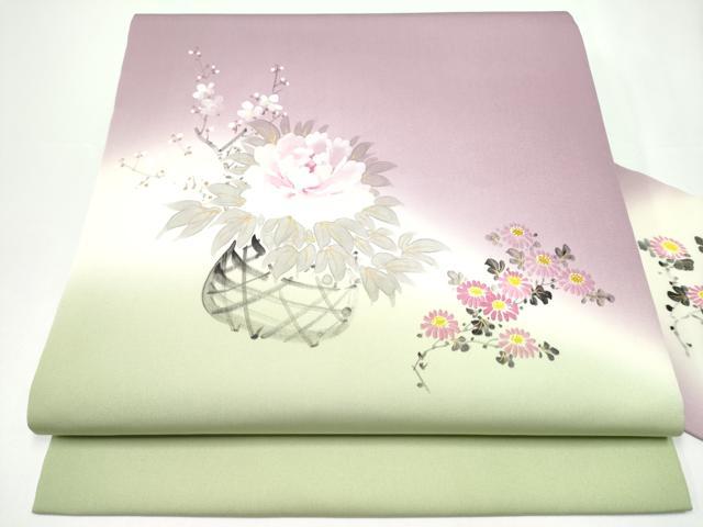■■■　サイズ　■■■ 長さ 372cm 幅 31cm程 ■■■　商品詳細　■■■ 【正絹】 状態は接写画像のように たれ先・手先に薄い汚れがございますが その他特に目立ったシミ汚れなどもなく大変良い状態です。 大変上質な逸品になります。 お安く出品致しますので、是非この機会にいかがでしょうか？ ■■■　注意事項　■■■ ■モニター発色の具合により色合いが異なる場合がございます。 ■寸法は多少の誤差が生じる場合がございますのでご了承ください。 ■縫込みの長さが左右非対称の場合は短い部分を記載しております。 左右非対称であってもご返品・お値引き等の保証は出来かねますので、ご了承の上ご購入をお願い致します。 ■シミ等のチェックには注意を払っておりますが、見落としがある場合もございますし、個人の見解も様々ですので神経質な方のご購入はお控えください。 ■箪笥に入っておりました着物や帯なので畳みシワや匂いがあるものもございます。 ■お休みは基本的に土日祝となりますが、その他臨時でお休みする場合がございますのでご了承ください。 ■商品の発送は平日のみの発送となります。 ■夜間と土曜、日曜日はお問い合わせの回答が遅れる場合がございます。 ■当店では、お直し、紋入れ、お手入れ等は承っておりません。 ■生地の状態（ヤケ、経年劣化等）によってはサイズ直しが出来ない場合がございます。 その点もどうかご了承のうえ、ご購入をお願いいたします。 ■弊社で取り扱う商品は一点ものにつき、時期や在庫状況に応じて金額が変更となる場合がございます。 ■検針は行っておりません。予めご了承いただきますようお願いいたします。 ■【洗える着物】と記載のある商品におきましては、商品お届け後に洗濯を行ってしまってからのご返品にはご対応しかねます。 念の為、専門店でのお手入れをお願いいたします。 ■写真に写っている物が全てになります。それ以外の付属品はございませんのでご了承ください。 ■状態に関する写真につきましては、掲載可能な写真枚数に限りがあるため、各箇所につき1枚参考画像を掲載しております。 ■着物のサイズ目安は下記を参考ください↓ ＜女性着物＞　お端折り次第で＋5cm　－1cmが着用可能サイズ 　例）身丈170cmの場合、身長160cm～175cm ＜男性着物＞　身丈＋約25cm～27cm程が適応身長 　例）身丈155cmの場合、身長180～182cm