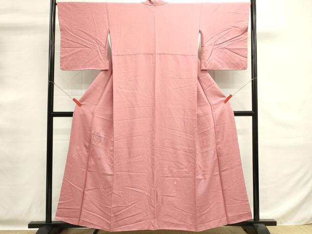 ■■■　サイズ　■■■ 身丈 158cm（肩から） 裄丈 67cm 袖丈 48cm　縫込み 4.5cm 袖幅 34cm 前幅 23cm 後幅 30cm 着物縫いこみ 内揚げ 5.5cm 裄 お袖側 約2cm　身頃側 約2cm ■■■　商品詳細　■■■ 【正絹】 状態は画像を添付しておりますので、そちらをご確認下さいますよう宜しくお願い致します。 大変上質な逸品になります。 お安く出品致しますので、是非この機会にいかがでしょうか？ ■■■　注意事項　■■■ ■モニター発色の具合により色合いが異なる場合がございます。 ■寸法は多少の誤差が生じる場合がございますのでご了承ください。 ■縫込みの長さが左右非対称の場合は短い部分を記載しております。 左右非対称であってもご返品・お値引き等の保証は出来かねますので、ご了承の上ご購入をお願い致します。 ■シミ等のチェックには注意を払っておりますが、見落としがある場合もございますし、個人の見解も様々ですので神経質な方のご購入はお控えください。 ■箪笥に入っておりました着物や帯なので畳みシワや匂いがあるものもございます。 ■お休みは基本的に土日祝となりますが、その他臨時でお休みする場合がございますのでご了承ください。 ■商品の発送は平日のみの発送となります。 ■夜間と土曜、日曜日はお問い合わせの回答が遅れる場合がございます。 ■当店では、お直し、紋入れ、お手入れ等は承っておりません。 ■生地の状態（ヤケ、経年劣化等）によってはサイズ直しが出来ない場合がございます。 その点もどうかご了承のうえ、ご購入をお願いいたします。 ■弊社で取り扱う商品は一点ものにつき、時期や在庫状況に応じて金額が変更となる場合がございます。 ■検針は行っておりません。予めご了承いただきますようお願いいたします。 ■【洗える着物】と記載のある商品におきましては、商品お届け後に洗濯を行ってしまってからのご返品にはご対応しかねます。 念の為、専門店でのお手入れをお願いいたします。 ■写真に写っている物が全てになります。それ以外の付属品はございませんのでご了承ください。 ■状態に関する写真につきましては、掲載可能な写真枚数に限りがあるため、各箇所につき1枚参考画像を掲載しております。 ■着物のサイズ目安は下記を参考ください↓ ＜女性着物＞　お端折り次第で＋5cm　－1cmが着用可能サイズ 　例）身丈170cmの場合、身長160cm～175cm ＜男性着物＞　身丈＋約25cm～27cm程が適応身長 　例）身丈155cmの場合、身長180～182cm