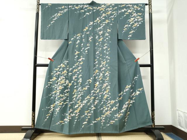■■■　サイズ　■■■ 身丈 159cm（肩から） 裄丈 65.5cm 袖丈 47cm　縫込み 6cm 袖幅 34cm 前幅 25cm 後幅 30cm 着物縫いこみ 内揚げ 6.5cm 裄 お袖側 約1cm　身頃側 約3cm ■■■　商品詳細　■■■ 【正絹・未使用】 状態は特に目立ったシミ汚れなどもなく大変良い状態です。 大変上質な逸品になります。 お安く出品致しますので、是非この機会にいかがでしょうか？ ■■■　注意事項　■■■ ■モニター発色の具合により色合いが異なる場合がございます。 ■寸法は多少の誤差が生じる場合がございますのでご了承ください。 ■縫込みの長さが左右非対称の場合は短い部分を記載しております。 左右非対称であってもご返品・お値引き等の保証は出来かねますので、ご了承の上ご購入をお願い致します。 ■シミ等のチェックには注意を払っておりますが、見落としがある場合もございますし、個人の見解も様々ですので神経質な方のご購入はお控えください。 ■箪笥に入っておりました着物や帯なので畳みシワや匂いがあるものもございます。 ■お休みは基本的に土日祝となりますが、その他臨時でお休みする場合がございますのでご了承ください。 ■商品の発送は平日のみの発送となります。 ■夜間と土曜、日曜日はお問い合わせの回答が遅れる場合がございます。 ■当店では、お直し、紋入れ、お手入れ等は承っておりません。 ■生地の状態（ヤケ、経年劣化等）によってはサイズ直しが出来ない場合がございます。 その点もどうかご了承のうえ、ご購入をお願いいたします。 ■弊社で取り扱う商品は一点ものにつき、時期や在庫状況に応じて金額が変更となる場合がございます。 ■検針は行っておりません。予めご了承いただきますようお願いいたします。 ■【洗える着物】と記載のある商品におきましては、商品お届け後に洗濯を行ってしまってからのご返品にはご対応しかねます。 念の為、専門店でのお手入れをお願いいたします。 ■写真に写っている物が全てになります。それ以外の付属品はございませんのでご了承ください。 ■状態に関する写真につきましては、掲載可能な写真枚数に限りがあるため、各箇所につき1枚参考画像を掲載しております。 ■着物のサイズ目安は下記を参考ください↓ ＜女性着物＞　お端折り次第で＋5cm　−1cmが着用可能サイズ 　例）身丈170cmの場合、身長160cm〜175cm ＜男性着物＞　身丈＋約25cm〜27cm程が適応身長 　例）身丈155cmの場合、身長180〜182cm