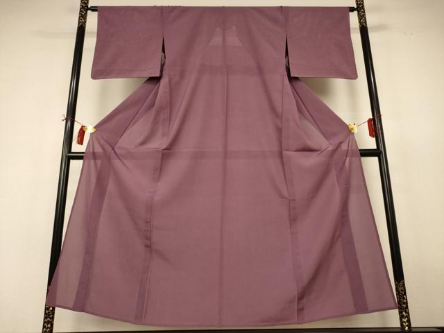 ■■■　サイズ　■■■ 身丈 152.5cm（肩から） 裄丈 63cm 袖丈 42.5cm　縫込み 5cm 袖幅 32cm 前幅 24.5cm 後幅 30cm 着物縫いこみ 内揚げ 3.5cm 裄 お袖側 約1.5cm　身頃側 約1.5cm ■■■　商品詳細　■■■ 【正絹・紋なし】 状態は接写画像のように衿裏・衿山・袖口に薄い汚れがございますが その他特に目立ったシミ汚れなどもなく大変良い状態です。 大変上質な逸品になります。 お安く出品致しますので、是非この機会にいかがでしょうか？ ■■■　注意事項　■■■ ■モニター発色の具合により色合いが異なる場合がございます。 ■寸法は多少の誤差が生じる場合がございますのでご了承ください。 ■縫込みの長さが左右非対称の場合は短い部分を記載しております。 左右非対称であってもご返品・お値引き等の保証は出来かねますので、ご了承の上ご購入をお願い致します。 ■シミ等のチェックには注意を払っておりますが、見落としがある場合もございますし、個人の見解も様々ですので神経質な方のご購入はお控えください。 ■箪笥に入っておりました着物や帯なので畳みシワや匂いがあるものもございます。 ■お休みは基本的に土日祝となりますが、その他臨時でお休みする場合がございますのでご了承ください。 ■商品の発送は平日のみの発送となります。 ■夜間と土曜、日曜日はお問い合わせの回答が遅れる場合がございます。 ■当店では、お直し、紋入れ、お手入れ等は承っておりません。 ■生地の状態（ヤケ、経年劣化等）によってはサイズ直しが出来ない場合がございます。 その点もどうかご了承のうえ、ご購入をお願いいたします。 ■弊社で取り扱う商品は一点ものにつき、時期や在庫状況に応じて金額が変更となる場合がございます。 ■検針は行っておりません。予めご了承いただきますようお願いいたします。 ■【洗える着物】と記載のある商品におきましては、商品お届け後に洗濯を行ってしまってからのご返品にはご対応しかねます。 念の為、専門店でのお手入れをお願いいたします。 ■写真に写っている物が全てになります。それ以外の付属品はございませんのでご了承ください。 ■状態に関する写真につきましては、掲載可能な写真枚数に限りがあるため、各箇所につき1枚参考画像を掲載しております。 ■着物のサイズ目安は下記を参考ください↓ ＜女性着物＞　お端折り次第で＋5cm　－1cmが着用可能サイズ 　例）身丈170cmの場合、身長160cm～175cm ＜男性着物＞　身丈＋約25cm～27cm程が適応身長 　例）身丈155cmの場合、身長180～182cm