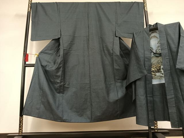 ■■■　サイズ　■■■ 【着物】 身丈 143cm（肩から） 裄丈 69cm 袖丈 50cm　縫込み 4.5cm 袖幅 34.5cm 前幅 25cm 後幅 30cm 着物縫いこみ 内揚げ 3cm 裄 お袖側 約1cm　身頃側 約1cm 【羽織】 身丈 90cm（肩から） 裄丈 70cm 袖丈 50cm　縫込み 2.5cm 袖幅 35cm 前幅 22cm 後幅 31.5cm 裄 お袖側 約1cm　身頃側 約4cm ■■■　商品詳細　■■■ 【正絹】 状態は特に目立ったシミ汚れなどもなく大変良い状態です。 大変上質な逸品になります。 お安く出品致しますので、是非この機会にいかがでしょうか？ ■■■　注意事項　■■■ ■モニター発色の具合により色合いが異なる場合がございます。 ■寸法は多少の誤差が生じる場合がございますのでご了承ください。 ■縫込みの長さが左右非対称の場合は短い部分を記載しております。 左右非対称であってもご返品・お値引き等の保証は出来かねますので、ご了承の上ご購入をお願い致します。 ■シミ等のチェックには注意を払っておりますが、見落としがある場合もございますし、個人の見解も様々ですので神経質な方のご購入はお控えください。 ■箪笥に入っておりました着物や帯なので畳みシワや匂いがあるものもございます。 ■お休みは基本的に土日祝となりますが、その他臨時でお休みする場合がございますのでご了承ください。 ■商品の発送は平日のみの発送となります。 ■夜間と土曜、日曜日はお問い合わせの回答が遅れる場合がございます。 ■当店では、お直し、紋入れ、お手入れ等は承っておりません。 ■生地の状態（ヤケ、経年劣化等）によってはサイズ直しが出来ない場合がございます。 その点もどうかご了承のうえ、ご購入をお願いいたします。 ■弊社で取り扱う商品は一点ものにつき、時期や在庫状況に応じて金額が変更となる場合がございます。 ■検針は行っておりません。予めご了承いただきますようお願いいたします。 ■【洗える着物】と記載のある商品におきましては、商品お届け後に洗濯を行ってしまってからのご返品にはご対応しかねます。 念の為、専門店でのお手入れをお願いいたします。 ■写真に写っている物が全てになります。それ以外の付属品はございませんのでご了承ください。 ■状態に関する写真につきましては、掲載可能な写真枚数に限りがあるため、各箇所につき1枚参考画像を掲載しております。 ■着物のサイズ目安は下記を参考ください↓ ＜女性着物＞　お端折り次第で＋5cm　−1cmが着用可能サイズ 　例）身丈170cmの場合、身長160cm〜175cm ＜男性着物＞　身丈＋約25cm〜27cm程が適応身長 　例）身丈155cmの場合、身長180〜182cm