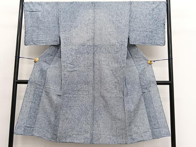 ■■■　サイズ　■■■ 身丈 141.5cm（肩から） 裄丈 71cm 袖丈 48.5cm　縫込み 4cm 袖幅 36cm 前幅 25.5cm 後幅 34.5cm 着物縫いこみ 内揚げ 0cm 裄 お袖側 約0cm　身頃側 約0cm ■■■　商品詳細　■■■ 【綿】 状態は接写画像のように表地所々にヤケがございます。 人気の高い“有松鳴海絞り”の浴衣でございます。 “鳴海絞り”ならではの表情を生み出す立体感と 淡いぼかしで息を吹き込まれ、 今にも動き出しそうな迫力を放っております。 夏祭りや花火大会、これから増えるイベントに連れ立って、 より夏をお楽しみ下さいませ。 大変上質な逸品になりますので、ぜひお手入れをされてお召になられてはいかがでしょうか。 お安く出品致しますので、是非この機会にいかがでしょうか？ ■■■　注意事項　■■■ ■モニター発色の具合により色合いが異なる場合がございます。 ■寸法は多少の誤差が生じる場合がございますのでご了承ください。 ■縫込みの長さが左右非対称の場合は短い部分を記載しております。 左右非対称であってもご返品・お値引き等の保証は出来かねますので、ご了承の上ご購入をお願い致します。 ■シミ等のチェックには注意を払っておりますが、見落としがある場合もございますし、個人の見解も様々ですので神経質な方のご購入はお控えください。 ■箪笥に入っておりました着物や帯なので畳みシワや匂いがあるものもございます。 ■お休みは基本的に土日祝となりますが、その他臨時でお休みする場合がございますのでご了承ください。 ■商品の発送は平日のみの発送となります。 ■夜間と土曜、日曜日はお問い合わせの回答が遅れる場合がございます。 ■当店では、お直し、紋入れ、お手入れ等は承っておりません。 ■生地の状態（ヤケ、経年劣化等）によってはサイズ直しが出来ない場合がございます。 その点もどうかご了承のうえ、ご購入をお願いいたします。 ■弊社で取り扱う商品は一点ものにつき、時期や在庫状況に応じて金額が変更となる場合がございます。 ■検針は行っておりません。予めご了承いただきますようお願いいたします。 ■【洗える着物】と記載のある商品におきましては、商品お届け後に洗濯を行ってしまってからのご返品にはご対応しかねます。 念の為、専門店でのお手入れをお願いいたします。 ■写真に写っている物が全てになります。それ以外の付属品はございませんのでご了承ください。 ■状態に関する写真につきましては、掲載可能な写真枚数に限りがあるため、各箇所につき1枚参考画像を掲載しております。 ■着物のサイズ目安は下記を参考ください↓ ＜女性着物＞　お端折り次第で＋5cm　−1cmが着用可能サイズ 　例）身丈170cmの場合、身長160cm〜175cm ＜男性着物＞　身丈＋約25cm〜27cm程が適応身長 　例）身丈155cmの場合、身長180〜182cm
