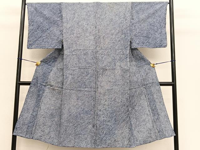 ■■■　サイズ　■■■ 身丈 141cm（肩から） 裄丈 68cm 袖丈 49cm　縫込み 2.5cm 袖幅 34cm 前幅 29.5cm 後幅 34cm 着物縫いこみ 内揚げ 0cm 裄 お袖側 約1cm　身頃側 約0cm ■■■　商品詳細　■■■ 【綿】 状態は接写画像のように表地所々にヤケ・薄い汚れ、裏地に若干のヤケがございます。 人気の高い“有松鳴海絞り”の浴衣でございます。 “鳴海絞り”ならではの表情を生み出す立体感と 淡いぼかしで息を吹き込まれ、 今にも動き出しそうな迫力を放っております。 夏祭りや花火大会、これから増えるイベントに連れ立って、 より夏をお楽しみ下さいませ。 大変上質な逸品になりますので、ぜひお手入れをされてお召になられてはいかがでしょうか。 お安く出品致しますので、是非この機会にいかがでしょうか？ ■■■　注意事項　■■■ ■モニター発色の具合により色合いが異なる場合がございます。 ■寸法は多少の誤差が生じる場合がございますのでご了承ください。 ■縫込みの長さが左右非対称の場合は短い部分を記載しております。 左右非対称であってもご返品・お値引き等の保証は出来かねますので、ご了承の上ご購入をお願い致します。 ■シミ等のチェックには注意を払っておりますが、見落としがある場合もございますし、個人の見解も様々ですので神経質な方のご購入はお控えください。 ■箪笥に入っておりました着物や帯なので畳みシワや匂いがあるものもございます。 ■お休みは基本的に土日祝となりますが、その他臨時でお休みする場合がございますのでご了承ください。 ■商品の発送は平日のみの発送となります。 ■夜間と土曜、日曜日はお問い合わせの回答が遅れる場合がございます。 ■当店では、お直し、紋入れ、お手入れ等は承っておりません。 ■生地の状態（ヤケ、経年劣化等）によってはサイズ直しが出来ない場合がございます。 その点もどうかご了承のうえ、ご購入をお願いいたします。 ■弊社で取り扱う商品は一点ものにつき、時期や在庫状況に応じて金額が変更となる場合がございます。 ■検針は行っておりません。予めご了承いただきますようお願いいたします。 ■【洗える着物】と記載のある商品におきましては、商品お届け後に洗濯を行ってしまってからのご返品にはご対応しかねます。 念の為、専門店でのお手入れをお願いいたします。 ■写真に写っている物が全てになります。それ以外の付属品はございませんのでご了承ください。 ■状態に関する写真につきましては、掲載可能な写真枚数に限りがあるため、各箇所につき1枚参考画像を掲載しております。 ■着物のサイズ目安は下記を参考ください↓ ＜女性着物＞　お端折り次第で＋5cm　−1cmが着用可能サイズ 　例）身丈170cmの場合、身長160cm〜175cm ＜男性着物＞　身丈＋約25cm〜27cm程が適応身長 　例）身丈155cmの場合、身長180〜182cm