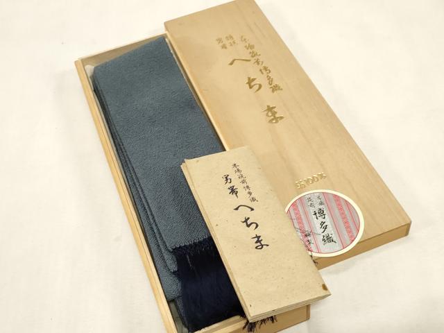 ■■■　サイズ　■■■ 長さ 402cm 幅 9cm程 ■■■　商品詳細　■■■ 【正絹】 状態は締めてはおりますが 特に目立ったシミ汚れなどもなく大変良い状態です。 本場筑前博多織は、 福岡県福岡市博多区やその周辺で生産される絹織物です。 仏具のひとつである独鈷、華皿を基にした幾何学模様が織られています。 江戸時代に筑前藩主だった黒田長政が幕府への献上品にしたことから、 博多献上、献上博多とも呼ばれます。 横畝が際立って見える経畝織りという織りになっています。 30～60本の細い経糸を使うため、こしやはりがあり、 地合が硬く、光沢感があります。 きちんと締まり、くずれにくい、締めやすい帯といわれています。 大変上質な逸品になります。 お安く出品致しますので、是非この機会にいかがでしょうか？ ※両側未かがりですが着用には問題ありません。 ※共箱に薄い汚れがございます。 ■■■　注意事項　■■■ ■モニター発色の具合により色合いが異なる場合がございます。 ■寸法は多少の誤差が生じる場合がございますのでご了承ください。 ■縫込みの長さが左右非対称の場合は短い部分を記載しております。 左右非対称であってもご返品・お値引き等の保証は出来かねますので、ご了承の上ご購入をお願い致します。 ■シミ等のチェックには注意を払っておりますが、見落としがある場合もございますし、個人の見解も様々ですので神経質な方のご購入はお控えください。 ■箪笥に入っておりました着物や帯なので畳みシワや匂いがあるものもございます。 ■お休みは基本的に土日祝となりますが、その他臨時でお休みする場合がございますのでご了承ください。 ■商品の発送は平日のみの発送となります。 ■夜間と土曜、日曜日はお問い合わせの回答が遅れる場合がございます。 ■当店では、お直し、紋入れ、お手入れ等は承っておりません。 ■生地の状態（ヤケ、経年劣化等）によってはサイズ直しが出来ない場合がございます。 その点もどうかご了承のうえ、ご購入をお願いいたします。 ■弊社で取り扱う商品は一点ものにつき、時期や在庫状況に応じて金額が変更となる場合がございます。 ■検針は行っておりません。予めご了承いただきますようお願いいたします。 ■【洗える着物】と記載のある商品におきましては、商品お届け後に洗濯を行ってしまってからのご返品にはご対応しかねます。 念の為、専門店でのお手入れをお願いいたします。 ■写真に写っている物が全てになります。それ以外の付属品はございませんのでご了承ください。 ■状態に関する写真につきましては、掲載可能な写真枚数に限りがあるため、各箇所につき1枚参考画像を掲載しております。 ■着物のサイズ目安は下記を参考ください↓ ＜女性着物＞　お端折り次第で＋5cm　－1cmが着用可能サイズ 　例）身丈170cmの場合、身長160cm～175cm ＜男性着物＞　身丈＋約25cm～27cm程が適応身長 　例）身丈155cmの場合、身長180～182cm