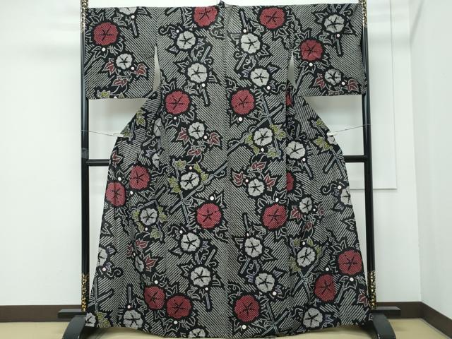 ■■■　サイズ　■■■ 身丈 164cm（肩から） 裄丈 72cm 袖丈 46.5cm　縫込み 2.5cm 袖幅 36cm 前幅 26cm 後幅 31cm 着物縫いこみ 内揚げ 0cm 裄 お袖側 約 0cm　身頃側 約 0cm ■■■　商品詳細　■■■ 【綿・バチ衿】 状態は特に目立ったシミ汚れなどもなく大変いい状態です。 人気の高い“有松鳴海絞り”の浴衣でございます。 “鳴海絞り”ならではの表情を生み出す立体感と 淡いぼかしで息を吹き込まれ、 今にも動き出しそうな迫力を放っております。 夏祭りや花火大会、これから増えるイベントに連れ立って、 より夏をお楽しみ下さいませ。 大変上質な極上の逸品になります。 お安く出品致しますので、是非この機会にいかがでしょうか？ ■■■　注意事項　■■■ ■モニター発色の具合により色合いが異なる場合がございます。 ■寸法は多少の誤差が生じる場合がございますのでご了承ください。 ■縫込みの長さが左右非対称の場合は短い部分を記載しております。 左右非対称であってもご返品・お値引き等の保証は出来かねますので、ご了承の上ご購入をお願い致します。 ■シミ等のチェックには注意を払っておりますが、見落としがある場合もございますし、個人の見解も様々ですので神経質な方のご購入はお控えください。 ■箪笥に入っておりました着物や帯なので畳みシワや匂いがあるものもございます。 ■お休みは基本的に土日祝となりますが、その他臨時でお休みする場合がございますのでご了承ください。 ■商品の発送は平日のみの発送となります。 ■夜間と土曜、日曜日はお問い合わせの回答が遅れる場合がございます。 ■当店では、お直し、紋入れ、お手入れ等は承っておりません。 ■生地の状態（ヤケ、経年劣化等）によってはサイズ直しが出来ない場合がございます。 その点もどうかご了承のうえ、ご購入をお願いいたします。 ■弊社で取り扱う商品は一点ものにつき、時期や在庫状況に応じて金額が変更となる場合がございます。 ■検針は行っておりません。予めご了承いただきますようお願いいたします。 ■【洗える着物】と記載のある商品におきましては、商品お届け後に洗濯を行ってしまってからのご返品にはご対応しかねます。 念の為、専門店でのお手入れをお願いいたします。 ■写真に写っている物が全てになります。 それ以外の付属品はございませんのでご了承ください。 ■状態に関する写真につきましては、掲載可能な写真枚数に限りがあるため、 各箇所につき1枚参考画像を掲載しております。 ■着物のサイズ目安は下記を参考ください↓ ＜女性着物＞　お端折り次第で＋5cm　－10cmが着用可能サイズ 　例）身丈170cmの場合、身長160cm～175cm ＜男性着物＞　身丈＋約25cm～27cm程が適応身長 　例）身丈155cmの場合、身長180cm～182cm
