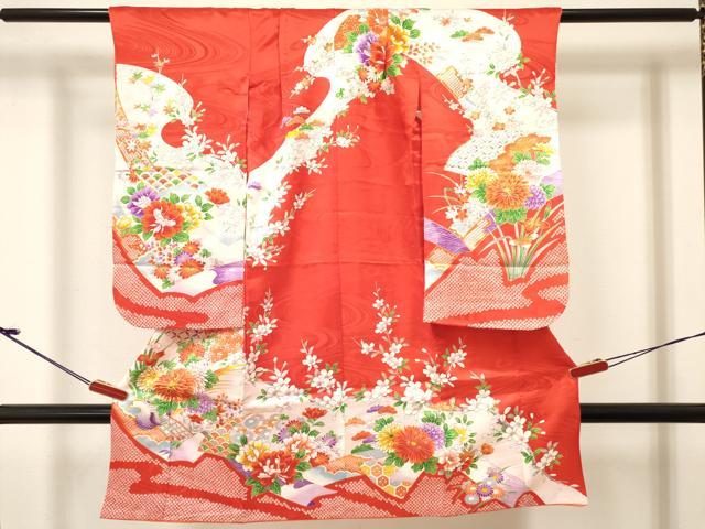 ■■■　サイズ　■■■ 【祝着】 身丈 99cm（肩から） 裄丈 43cm（肩上げ　1cm） 袖丈 61.5cm　縫込み 8cm 袖幅 26.5cm 前幅 15cm 後幅 19cm 着物縫いこみ 内揚げ 0cm （腰上げ　0cm） 裄 お袖側 約1.5cm　身頃側 約5cm ■■■　商品詳細　■■■ 着物【化繊・重ね衿：取り外し可能】 状態は接写画像のように両袖前後・後身頃に薄い汚れがございますが その他特に目立ったシミ汚れなどもなく大変良い状態です。 お安く出品致しますので、是非この機会にいかがでしょうか？ ※ご自身で洗濯された場合の保証はできかねます。専門店にご相談ください。 ■■■　注意事項　■■■ ■モニター発色の具合により色合いが異なる場合がございます。 ■寸法は多少の誤差が生じる場合がございますのでご了承ください。 ■縫込みの長さが左右非対称の場合は短い部分を記載しております。 左右非対称であってもご返品・お値引き等の保証は出来かねますので、ご了承の上ご購入をお願い致します。 ■シミ等のチェックには注意を払っておりますが、見落としがある場合もございますし、個人の見解も様々ですので神経質な方のご購入はお控えください。 ■箪笥に入っておりました着物や帯なので畳みシワや匂いがあるものもございます。 ■お休みは基本的に土日祝となりますが、その他臨時でお休みする場合がございますのでご了承ください。 ■商品の発送は平日のみの発送となります。 ■夜間と土曜、日曜日はお問い合わせの回答が遅れる場合がございます。 ■当店では、お直し、紋入れ、お手入れ等は承っておりません。 ■生地の状態（ヤケ、経年劣化等）によってはサイズ直しが出来ない場合がございます。 その点もどうかご了承のうえ、ご購入をお願いいたします。 ■弊社で取り扱う商品は一点ものにつき、時期や在庫状況に応じて金額が変更となる場合がございます。 ■検針は行っておりません。予めご了承いただきますようお願いいたします。 ■【洗える着物】と記載のある商品におきましては、商品お届け後に洗濯を行ってしまってからのご返品にはご対応しかねます。 念の為、専門店でのお手入れをお願いいたします。 ■写真に写っている物が全てになります。それ以外の付属品はございませんのでご了承ください。 ■状態に関する写真につきましては、掲載可能な写真枚数に限りがあるため、各箇所につき1枚参考画像を掲載しております。 ■着物のサイズ目安は下記を参考ください↓ ＜女性着物＞　お端折り次第で＋5cm　－1cmが着用可能サイズ 　例）身丈170cmの場合、身長160cm～175cm ＜男性着物＞　身丈＋約25cm～27cm程が適応身長 　例）身丈155cmの場合、身長180～182cm