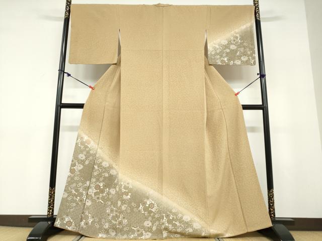■■■　サイズ　■■■ 身丈 163cm（肩から） 裄丈 69.5cm 袖丈 48.5cm　縫込み 4cm 袖幅 36cm 前幅 24.5cm 後幅 29cm 着物縫いこみ 内揚げ 7cm 裄 お袖側 約2cm　身頃側 約3cm ■■■　商品詳細　■■■ 【正絹】 状態は接写画像のように衿山に薄い汚れがございますが その他特に目立ったシミ汚れなどもなく大変良い状態です。 大変上質な逸品になります。 お安く出品致しますので、是非この機会にいかがでしょうか？ ■■■　注意事項　■■■ ■モニター発色の具合により色合いが異なる場合がございます。 ■寸法は多少の誤差が生じる場合がございますのでご了承ください。 ■縫込みの長さが左右非対称の場合は短い部分を記載しております。 左右非対称であってもご返品・お値引き等の保証は出来かねますので、ご了承の上ご購入をお願い致します。 ■シミ等のチェックには注意を払っておりますが、見落としがある場合もございますし、個人の見解も様々ですので神経質な方のご購入はお控えください。 ■箪笥に入っておりました着物や帯なので畳みシワや匂いがあるものもございます。 ■お休みは基本的に土日祝となりますが、その他臨時でお休みする場合がございますのでご了承ください。 ■商品の発送は平日のみの発送となります。 ■夜間と土曜、日曜日はお問い合わせの回答が遅れる場合がございます。 ■当店では、お直し、紋入れ、お手入れ等は承っておりません。 ■生地の状態（ヤケ、経年劣化等）によってはサイズ直しが出来ない場合がございます。 その点もどうかご了承のうえ、ご購入をお願いいたします。 ■弊社で取り扱う商品は一点ものにつき、時期や在庫状況に応じて金額が変更となる場合がございます。 ■検針は行っておりません。予めご了承いただきますようお願いいたします。 ■【洗える着物】と記載のある商品におきましては、商品お届け後に洗濯を行ってしまってからのご返品にはご対応しかねます。 念の為、専門店でのお手入れをお願いいたします。 ■写真に写っている物が全てになります。それ以外の付属品はございませんのでご了承ください。 ■状態に関する写真につきましては、掲載可能な写真枚数に限りがあるため、各箇所につき1枚参考画像を掲載しております。 ■着物のサイズ目安は下記を参考ください↓ ＜女性着物＞　お端折り次第で＋5cm　－1cmが着用可能サイズ 　例）身丈170cmの場合、身長160cm～175cm ＜男性着物＞　身丈＋約25cm～27cm程が適応身長 　例）身丈155cmの場合、身長180～182cm