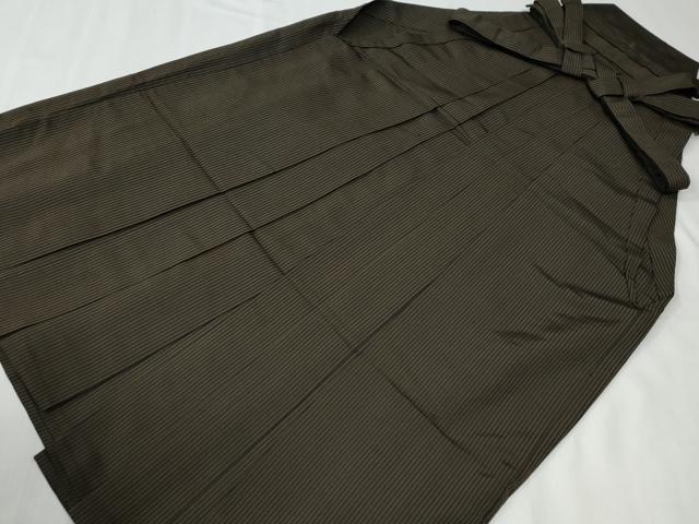 ■■■　サイズ　■■■ 紐下丈　約88cm ■■■　商品詳細　■■■ 【正絹】 状態は特に目立ったシミ汚れなどもなく大変良い状態です。 大変上質な逸品になります。 お安く出品致しますので、是非この機会にいかがでしょうか？ ■■■　注意事項　■■■ ■モニター発色の具合により色合いが異なる場合がございます。 ■寸法は多少の誤差が生じる場合がございますのでご了承ください。 ■縫込みの長さが左右非対称の場合は短い部分を記載しております。 左右非対称であってもご返品・お値引き等の保証は出来かねますので、ご了承の上ご購入をお願い致します。 ■シミ等のチェックには注意を払っておりますが、見落としがある場合もございますし、個人の見解も様々ですので神経質な方のご購入はお控えください。 ■箪笥に入っておりました着物や帯なので畳みシワや匂いがあるものもございます。 ■お休みは基本的に土日祝となりますが、その他臨時でお休みする場合がございますのでご了承ください。 ■商品の発送は平日のみの発送となります。 ■夜間と土曜、日曜日はお問い合わせの回答が遅れる場合がございます。 ■当店では、お直し、紋入れ、お手入れ等は承っておりません。 ■生地の状態（ヤケ、経年劣化等）によってはサイズ直しが出来ない場合がございます。 その点もどうかご了承のうえ、ご購入をお願いいたします。 ■弊社で取り扱う商品は一点ものにつき、時期や在庫状況に応じて金額が変更となる場合がございます。 ■検針は行っておりません。予めご了承いただきますようお願いいたします。 ■【洗える着物】と記載のある商品におきましては、商品お届け後に洗濯を行ってしまってからのご返品にはご対応しかねます。 念の為、専門店でのお手入れをお願いいたします。 ■写真に写っている物が全てになります。それ以外の付属品はございませんのでご了承ください。 ■状態に関する写真につきましては、掲載可能な写真枚数に限りがあるため、各箇所につき1枚参考画像を掲載しております。 ■着物のサイズ目安は下記を参考ください↓ ＜女性着物＞　お端折り次第で＋5cm　－1cmが着用可能サイズ 　例）身丈170cmの場合、身長160cm～175cm ＜男性着物＞　身丈＋約25cm～27cm程が適応身長 　例）身丈155cmの場合、身長180～182cm