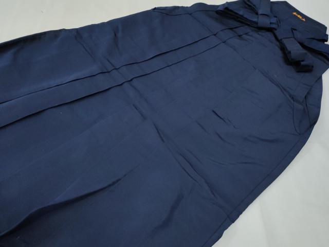 ■■■　サイズ　■■■ 紐下丈　約92cm ■■■　商品詳細　■■■ 【正絹】 状態は接写画像のように一のひだ・後ろひだに薄い汚れがございますが その他特に目立ったシミ汚れなどもなく大変良い状態です。 大変上質な逸品になります。 お安く出品致しますので、是非この機会にいかがでしょうか？ ※若干着用シワがございます。 ■■■　注意事項　■■■ ■モニター発色の具合により色合いが異なる場合がございます。 ■寸法は多少の誤差が生じる場合がございますのでご了承ください。 ■縫込みの長さが左右非対称の場合は短い部分を記載しております。 左右非対称であってもご返品・お値引き等の保証は出来かねますので、ご了承の上ご購入をお願い致します。 ■シミ等のチェックには注意を払っておりますが、見落としがある場合もございますし、個人の見解も様々ですので神経質な方のご購入はお控えください。 ■箪笥に入っておりました着物や帯なので畳みシワや匂いがあるものもございます。 ■お休みは基本的に土日祝となりますが、その他臨時でお休みする場合がございますのでご了承ください。 ■商品の発送は平日のみの発送となります。 ■夜間と土曜、日曜日はお問い合わせの回答が遅れる場合がございます。 ■当店では、お直し、紋入れ、お手入れ等は承っておりません。 ■生地の状態（ヤケ、経年劣化等）によってはサイズ直しが出来ない場合がございます。 その点もどうかご了承のうえ、ご購入をお願いいたします。 ■弊社で取り扱う商品は一点ものにつき、時期や在庫状況に応じて金額が変更となる場合がございます。 ■検針は行っておりません。予めご了承いただきますようお願いいたします。 ■【洗える着物】と記載のある商品におきましては、商品お届け後に洗濯を行ってしまってからのご返品にはご対応しかねます。 念の為、専門店でのお手入れをお願いいたします。 ■写真に写っている物が全てになります。それ以外の付属品はございませんのでご了承ください。 ■状態に関する写真につきましては、掲載可能な写真枚数に限りがあるため、各箇所につき1枚参考画像を掲載しております。 ■着物のサイズ目安は下記を参考ください↓ ＜女性着物＞　お端折り次第で＋5cm　－1cmが着用可能サイズ 　例）身丈170cmの場合、身長160cm～175cm ＜男性着物＞　身丈＋約25cm～27cm程が適応身長 　例）身丈155cmの場合、身長180～182cm