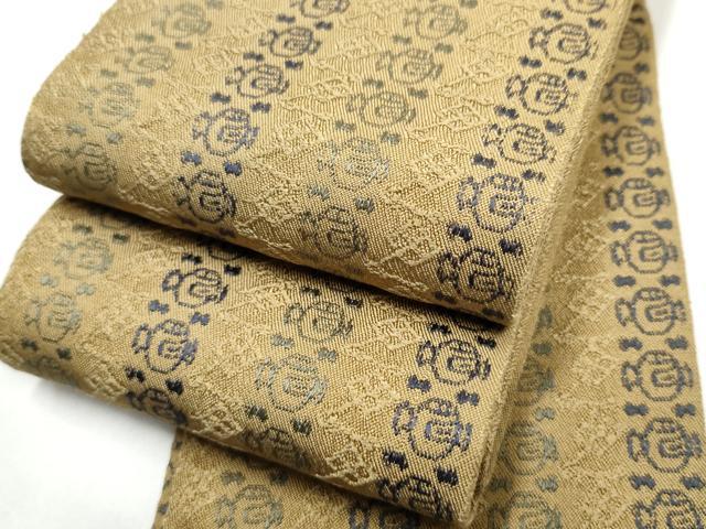 ■■■　サイズ　■■■ 長さ 404cm 幅10.5cm程 ■■■　商品詳細　■■■ 【正絹】 状態は接写画像のように耳部分に糸解け、胴回りに薄い汚れがございますが その他特に目立ったシミ汚れなどもなく大変良い状態です。 本場筑前博多織は、福岡県福岡市博多区やその周辺で生産される絹織物です。 仏具のひとつである独鈷、華皿を基にした幾何学模様が織られています。 江戸時代に筑前藩主だった黒田長政が幕府への献上品にしたことから、博多献上、献上博多とも呼ばれます。 経糸が緯糸を包み込んで、表面には経糸だけ出て、横畝が際立って見える経畝織りという織りになっています。 30～60本の細い経糸を使うため、こしやはりがあり、地合が硬く、光沢感があります。 きちんと締まり、くずれにくい、締めやすい帯といわれています。 大変上質な逸品になります。 お安く出品致しますので、是非この機会にいかがでしょうか？ ■■■　注意事項　■■■ ■モニター発色の具合により色合いが異なる場合がございます。 ■寸法は多少の誤差が生じる場合がございますのでご了承ください。 ■縫込みの長さが左右非対称の場合は短い部分を記載しております。 左右非対称であってもご返品・お値引き等の保証は出来かねますので、ご了承の上ご購入をお願い致します。 ■シミ等のチェックには注意を払っておりますが、見落としがある場合もございますし、個人の見解も様々ですので神経質な方のご購入はお控えください。 ■箪笥に入っておりました着物や帯なので畳みシワや匂いがあるものもございます。 ■お休みは基本的に土日祝となりますが、その他臨時でお休みする場合がございますのでご了承ください。 ■商品の発送は平日のみの発送となります。 ■夜間と土曜、日曜日はお問い合わせの回答が遅れる場合がございます。 ■当店では、お直し、紋入れ、お手入れ等は承っておりません。 ■生地の状態（ヤケ、経年劣化等）によってはサイズ直しが出来ない場合がございます。 その点もどうかご了承のうえ、ご購入をお願いいたします。 ■弊社で取り扱う商品は一点ものにつき、時期や在庫状況に応じて金額が変更となる場合がございます。 ■検針は行っておりません。予めご了承いただきますようお願いいたします。 ■【洗える着物】と記載のある商品におきましては、商品お届け後に洗濯を行ってしまってからのご返品にはご対応しかねます。 念の為、専門店でのお手入れをお願いいたします。 ■写真に写っている物が全てになります。それ以外の付属品はございませんのでご了承ください。 ■状態に関する写真につきましては、掲載可能な写真枚数に限りがあるため、各箇所につき1枚参考画像を掲載しております。 ■着物のサイズ目安は下記を参考ください↓ ＜女性着物＞　お端折り次第で＋5cm　－1cmが着用可能サイズ 　例）身丈170cmの場合、身長160cm～175cm ＜男性着物＞　身丈＋約25cm～27cm程が適応身長 　例）身丈155cmの場合、身長180～182cm