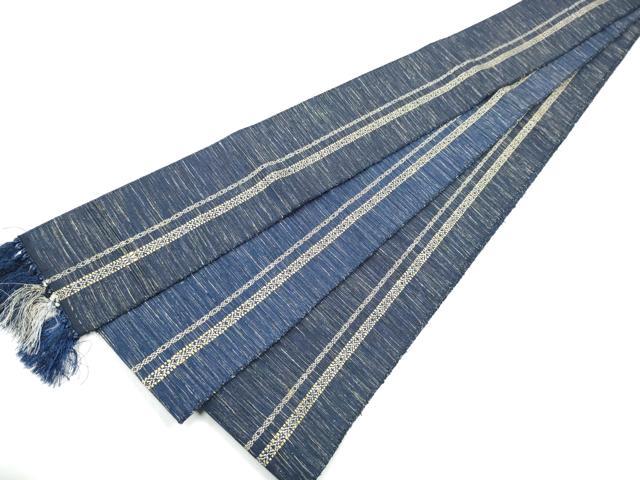 ■■■　サイズ　■■■ 長さ 398cm 幅 9.5cm程 ■■■　商品詳細　■■■ 【正絹】 状態は締めてはおりますが 特に目立ったシミ汚れなどもなく大変良い状態です。 本場筑前博多織は、福岡県福岡市博多区やその周辺で生産される絹織物です。 仏具のひとつである独鈷、華皿を基にした幾何学模様が織られています。 江戸時代に筑前藩主だった黒田長政が幕府への献上品にしたことから、博多献上、献上博多とも呼ばれます。 経糸が緯糸を包み込んで、表面には経糸だけ出て、横畝が際立って見える経畝織りという織りになっています。 30～60本の細い経糸を使うため、こしやはりがあり、地合が硬く、光沢感があります。 きちんと締まり、くずれにくい、締めやすい帯といわれています。 大変上質な逸品になります。 お安く出品致しますので、是非この機会にいかがでしょうか？ ■■■　注意事項　■■■ ■モニター発色の具合により色合いが異なる場合がございます。 ■寸法は多少の誤差が生じる場合がございますのでご了承ください。 ■縫込みの長さが左右非対称の場合は短い部分を記載しております。 左右非対称であってもご返品・お値引き等の保証は出来かねますので、ご了承の上ご購入をお願い致します。 ■シミ等のチェックには注意を払っておりますが、見落としがある場合もございますし、個人の見解も様々ですので神経質な方のご購入はお控えください。 ■箪笥に入っておりました着物や帯なので畳みシワや匂いがあるものもございます。 ■お休みは基本的に土日祝となりますが、その他臨時でお休みする場合がございますのでご了承ください。 ■商品の発送は平日のみの発送となります。 ■夜間と土曜、日曜日はお問い合わせの回答が遅れる場合がございます。 ■当店では、お直し、紋入れ、お手入れ等は承っておりません。 ■生地の状態（ヤケ、経年劣化等）によってはサイズ直しが出来ない場合がございます。 その点もどうかご了承のうえ、ご購入をお願いいたします。 ■弊社で取り扱う商品は一点ものにつき、時期や在庫状況に応じて金額が変更となる場合がございます。 ■検針は行っておりません。予めご了承いただきますようお願いいたします。 ■【洗える着物】と記載のある商品におきましては、商品お届け後に洗濯を行ってしまってからのご返品にはご対応しかねます。 念の為、専門店でのお手入れをお願いいたします。 ■写真に写っている物が全てになります。それ以外の付属品はございませんのでご了承ください。 ■状態に関する写真につきましては、掲載可能な写真枚数に限りがあるため、各箇所につき1枚参考画像を掲載しております。 ■着物のサイズ目安は下記を参考ください↓ ＜女性着物＞　お端折り次第で＋5cm　－1cmが着用可能サイズ 　例）身丈170cmの場合、身長160cm～175cm ＜男性着物＞　身丈＋約25cm～27cm程が適応身長 　例）身丈155cmの場合、身長180～182cm