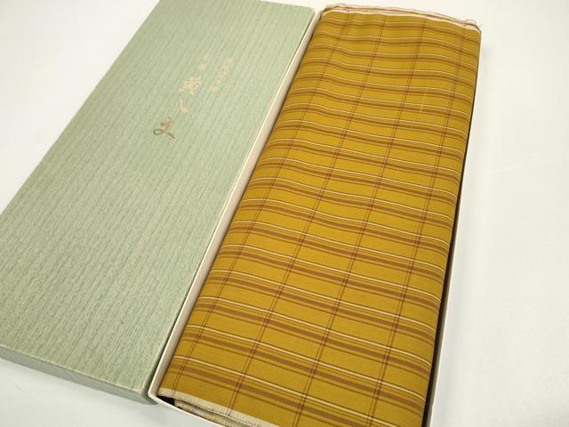 ■■■　サイズ　■■■ 長さ　　着尺分あり 幅　　　約38cm ■■■　商品詳細　■■■ 【正絹・未使用】 状態は接写画像のように表地に糸ツレがございます。 本場黄八丈とは天然染料を用い手織りで作られる、 東京都八丈島に古くから伝わる絹織物で、 国の伝統工芸品に指定されています。 黄八丈の糸は染めては乾燥させる細かな作業を15～16回繰り返し 最後に椿の灰汁につけることで、あの独特な美しさが出ます。 長い年月を経ても変色する事がなく洗えば洗うほど 鮮やかな色のさえを見せる様になります。 大変上質な逸品になります。 お安く出品致しますので、是非この機会にいかがでしょうか？ ■■■　注意事項　■■■ ■モニター発色の具合により色合いが異なる場合がございます。 ■寸法は多少の誤差が生じる場合がございますのでご了承ください。 ■縫込みの長さが左右非対称の場合は短い部分を記載しております。 左右非対称であってもご返品・お値引き等の保証は出来かねますので、ご了承の上ご購入をお願い致します。 ■シミ等のチェックには注意を払っておりますが、見落としがある場合もございますし、個人の見解も様々ですので神経質な方のご購入はお控えください。 ■箪笥に入っておりました着物や帯なので畳みシワや匂いがあるものもございます。 ■お休みは基本的に土日祝となりますが、その他臨時でお休みする場合がございますのでご了承ください。 ■商品の発送は平日のみの発送となります。 ■夜間と土曜、日曜日はお問い合わせの回答が遅れる場合がございます。 ■当店では、お直し、紋入れ、お手入れ等は承っておりません。 ■生地の状態（ヤケ、経年劣化等）によってはサイズ直しが出来ない場合がございます。 その点もどうかご了承のうえ、ご購入をお願いいたします。 ■弊社で取り扱う商品は一点ものにつき、時期や在庫状況に応じて金額が変更となる場合がございます。 ■検針は行っておりません。予めご了承いただきますようお願いいたします。 ■【洗える着物】と記載のある商品におきましては、商品お届け後に洗濯を行ってしまってからのご返品にはご対応しかねます。 念の為、専門店でのお手入れをお願いいたします。 ■写真に写っている物が全てになります。それ以外の付属品はございませんのでご了承ください。 ■状態に関する写真につきましては、掲載可能な写真枚数に限りがあるため、各箇所につき1枚参考画像を掲載しております。 ■着物のサイズ目安は下記を参考ください↓ ＜女性着物＞　お端折り次第で＋5cm　－1cmが着用可能サイズ 　例）身丈170cmの場合、身長160cm～175cm ＜男性着物＞　身丈＋約25cm～27cm程が適応身長 　例）身丈155cmの場合、身長180～182cm