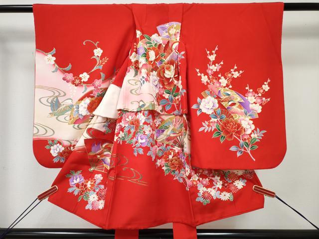 ■■■　サイズ　■■■ 【祝着】 身丈 75cm（肩から） 裄丈 42cm（肩上げ　4.5cm） 袖丈 56.5cm　縫込み 1.5cm 袖幅 34.5cm 前幅 14cm 後幅 16.5cm 着物縫いこみ 内揚げ 0cm （腰上げ　11cm） 裄 お袖側 約1cm　身頃側 約0cm ■■■　商品詳細　■■■ 着物【正絹】 状態は特に目立ったシミ汚れなどもなく大変良い状態です。 大変上質な逸品になります。 お安く出品致しますので、是非この機会にいかがでしょうか？ ■■■　注意事項　■■■ ■モニター発色の具合により色合いが異なる場合がございます。 ■寸法は多少の誤差が生じる場合がございますのでご了承ください。 ■縫込みの長さが左右非対称の場合は短い部分を記載しております。 左右非対称であってもご返品・お値引き等の保証は出来かねますので、ご了承の上ご購入をお願い致します。 ■シミ等のチェックには注意を払っておりますが、見落としがある場合もございますし、個人の見解も様々ですので神経質な方のご購入はお控えください。 ■箪笥に入っておりました着物や帯なので畳みシワや匂いがあるものもございます。 ■お休みは基本的に土日祝となりますが、その他臨時でお休みする場合がございますのでご了承ください。 ■商品の発送は平日のみの発送となります。 ■夜間と土曜、日曜日はお問い合わせの回答が遅れる場合がございます。 ■当店では、お直し、紋入れ、お手入れ等は承っておりません。 ■生地の状態（ヤケ、経年劣化等）によってはサイズ直しが出来ない場合がございます。 その点もどうかご了承のうえ、ご購入をお願いいたします。 ■弊社で取り扱う商品は一点ものにつき、時期や在庫状況に応じて金額が変更となる場合がございます。 ■検針は行っておりません。予めご了承いただきますようお願いいたします。 ■【洗える着物】と記載のある商品におきましては、商品お届け後に洗濯を行ってしまってからのご返品にはご対応しかねます。 念の為、専門店でのお手入れをお願いいたします。 ■写真に写っている物が全てになります。それ以外の付属品はございませんのでご了承ください。 ■状態に関する写真につきましては、掲載可能な写真枚数に限りがあるため、各箇所につき1枚参考画像を掲載しております。 ■着物のサイズ目安は下記を参考ください↓ ＜女性着物＞　お端折り次第で＋5cm　－1cmが着用可能サイズ 　例）身丈170cmの場合、身長160cm～175cm ＜男性着物＞　身丈＋約25cm～27cm程が適応身長 　例）身丈155cmの場合、身長180～182cm