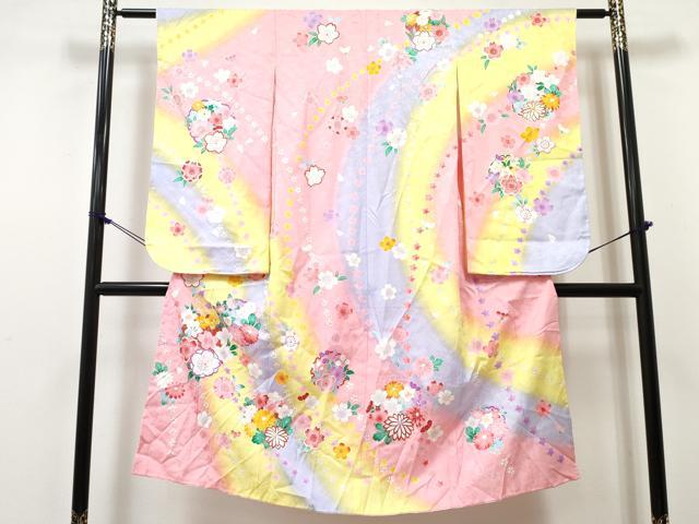 ■■■　サイズ　■■■ 【祝着】 身丈 133cm（肩から） 裄丈 58.5cm（肩上げ　0cm） 袖丈 74.5cm　縫込み　1.5cm 袖幅 32.5cm 前幅 18.5cm 後幅 25.5cm 着物縫いこみ 内揚げ 0cm （腰上げ　0cm） 裄 お袖側 約1.5cm　身頃側 約0cm ■■■　商品詳細　■■■ 着物【化繊・重ね衿：取り外し可能】 状態は接写画像のように下前に薄い汚れがございますが その他特に目立ったシミ汚れなどもなく大変良い状態です。 お安く出品致しますので、是非この機会にいかがでしょうか？ ※肩上げと腰上げがされておりません。 ※ご自身で洗濯された場合の保証はできかねます。専門店にご相談ください。 ■■■　注意事項　■■■ ■モニター発色の具合により色合いが異なる場合がございます。 ■寸法は多少の誤差が生じる場合がございますのでご了承ください。 ■縫込みの長さが左右非対称の場合は短い部分を記載しております。 左右非対称であってもご返品・お値引き等の保証は出来かねますので、ご了承の上ご購入をお願い致します。 ■シミ等のチェックには注意を払っておりますが、見落としがある場合もございますし、個人の見解も様々ですので神経質な方のご購入はお控えください。 ■箪笥に入っておりました着物や帯なので畳みシワや匂いがあるものもございます。 ■お休みは基本的に土日祝となりますが、その他臨時でお休みする場合がございますのでご了承ください。 ■商品の発送は平日のみの発送となります。 ■夜間と土曜、日曜日はお問い合わせの回答が遅れる場合がございます。 ■当店では、お直し、紋入れ、お手入れ等は承っておりません。 ■生地の状態（ヤケ、経年劣化等）によってはサイズ直しが出来ない場合がございます。 その点もどうかご了承のうえ、ご購入をお願いいたします。 ■弊社で取り扱う商品は一点ものにつき、時期や在庫状況に応じて金額が変更となる場合がございます。 ■検針は行っておりません。予めご了承いただきますようお願いいたします。 ■【洗える着物】と記載のある商品におきましては、商品お届け後に洗濯を行ってしまってからのご返品にはご対応しかねます。 念の為、専門店でのお手入れをお願いいたします。 ■写真に写っている物が全てになります。それ以外の付属品はございませんのでご了承ください。 ■状態に関する写真につきましては、掲載可能な写真枚数に限りがあるため、各箇所につき1枚参考画像を掲載しております。 ■着物のサイズ目安は下記を参考ください↓ ＜女性着物＞　お端折り次第で＋5cm　－1cmが着用可能サイズ 　例）身丈170cmの場合、身長160cm～175cm ＜男性着物＞　身丈＋約25cm～27cm程が適応身長 　例）身丈155cmの場合、身長180～182cm