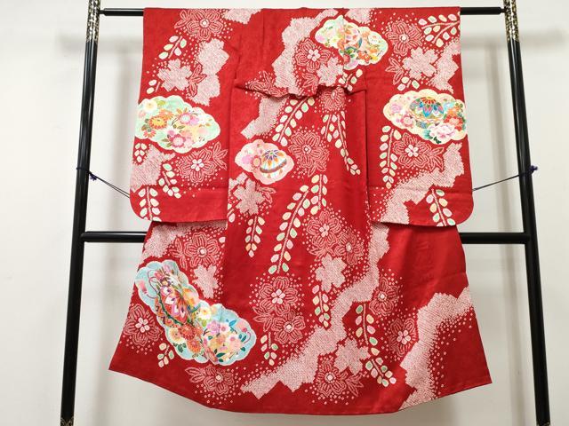 ■■■　サイズ　■■■ 【祝着】 身丈 131.5cm（肩から） 裄丈 53.5cm（肩上げ　2cm） 袖丈 74cm　縫込み　2cm 袖幅 34cm 前幅 20cm 後幅 26cm 着物縫いこみ 内揚げ 0cm （腰上げ　2.5cm） 裄 お袖側 約1.5cm　身頃側 約1.5cm ■■■　商品詳細　■■■ 着物【表地：正絹・裏地：化繊・重ね衿：取り外し可能】 状態は接写画像のように左袖前後・衿・重ね衿に薄い汚れがございますがその他特に目立ったシミ汚れなどもなく大変良い状態です。 大変上質な逸品になります。 お安く出品致しますので、是非この機会にいかがでしょうか？ ■■■　注意事項　■■■ ■モニター発色の具合により色合いが異なる場合がございます。 ■寸法は多少の誤差が生じる場合がございますのでご了承ください。 ■縫込みの長さが左右非対称の場合は短い部分を記載しております。 左右非対称であってもご返品・お値引き等の保証は出来かねますので、ご了承の上ご購入をお願い致します。 ■シミ等のチェックには注意を払っておりますが、見落としがある場合もございますし、個人の見解も様々ですので神経質な方のご購入はお控えください。 ■箪笥に入っておりました着物や帯なので畳みシワや匂いがあるものもございます。 ■お休みは基本的に土日祝となりますが、その他臨時でお休みする場合がございますのでご了承ください。 ■商品の発送は平日のみの発送となります。 ■夜間と土曜、日曜日はお問い合わせの回答が遅れる場合がございます。 ■当店では、お直し、紋入れ、お手入れ等は承っておりません。 ■生地の状態（ヤケ、経年劣化等）によってはサイズ直しが出来ない場合がございます。 その点もどうかご了承のうえ、ご購入をお願いいたします。 ■弊社で取り扱う商品は一点ものにつき、時期や在庫状況に応じて金額が変更となる場合がございます。 ■検針は行っておりません。予めご了承いただきますようお願いいたします。 ■【洗える着物】と記載のある商品におきましては、商品お届け後に洗濯を行ってしまってからのご返品にはご対応しかねます。 念の為、専門店でのお手入れをお願いいたします。 ■写真に写っている物が全てになります。それ以外の付属品はございませんのでご了承ください。 ■状態に関する写真につきましては、掲載可能な写真枚数に限りがあるため、各箇所につき1枚参考画像を掲載しております。 ■着物のサイズ目安は下記を参考ください↓ ＜女性着物＞　お端折り次第で＋5cm　－1cmが着用可能サイズ 　例）身丈170cmの場合、身長160cm～175cm ＜男性着物＞　身丈＋約25cm～27cm程が適応身長 　例）身丈155cmの場合、身長180～182cm