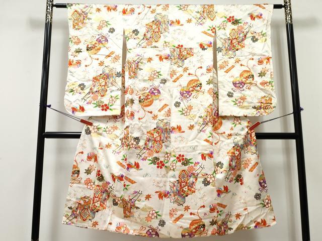 ■■■　サイズ　■■■ 【祝着】 身丈 131.5cm（肩から） 裄丈 60.5cm（肩上げ　0cm） 袖丈 67.5cm　縫込み 4cm 袖幅 32.5cm 前幅 19cm 後幅 25cm 着物縫いこみ 内揚げ 6cm （腰上げ　0cm） 裄 お袖側 約1.5cm　身頃側 約2.5cm ■■■　商品詳細　■■■ 着物【正絹】 状態は特に目立ったシミ汚れなどもなく大変良い状態です。 大変上質な逸品になります。 お安く出品致しますので、是非この機会にいかがでしょうか？ ※肩上げと腰上げがされておりません。 ■■■　注意事項　■■■ ■モニター発色の具合により色合いが異なる場合がございます。 ■寸法は多少の誤差が生じる場合がございますのでご了承ください。 ■縫込みの長さが左右非対称の場合は短い部分を記載しております。 左右非対称であってもご返品・お値引き等の保証は出来かねますので、ご了承の上ご購入をお願い致します。 ■シミ等のチェックには注意を払っておりますが、見落としがある場合もございますし、個人の見解も様々ですので神経質な方のご購入はお控えください。 ■箪笥に入っておりました着物や帯なので畳みシワや匂いがあるものもございます。 ■お休みは基本的に土日祝となりますが、その他臨時でお休みする場合がございますのでご了承ください。 ■商品の発送は平日のみの発送となります。 ■夜間と土曜、日曜日はお問い合わせの回答が遅れる場合がございます。 ■当店では、お直し、紋入れ、お手入れ等は承っておりません。 ■生地の状態（ヤケ、経年劣化等）によってはサイズ直しが出来ない場合がございます。 その点もどうかご了承のうえ、ご購入をお願いいたします。 ■弊社で取り扱う商品は一点ものにつき、時期や在庫状況に応じて金額が変更となる場合がございます。 ■検針は行っておりません。予めご了承いただきますようお願いいたします。 ■【洗える着物】と記載のある商品におきましては、商品お届け後に洗濯を行ってしまってからのご返品にはご対応しかねます。 念の為、専門店でのお手入れをお願いいたします。 ■写真に写っている物が全てになります。それ以外の付属品はございませんのでご了承ください。 ■状態に関する写真につきましては、掲載可能な写真枚数に限りがあるため、各箇所につき1枚参考画像を掲載しております。 ■着物のサイズ目安は下記を参考ください↓ ＜女性着物＞　お端折り次第で＋5cm　－1cmが着用可能サイズ 　例）身丈170cmの場合、身長160cm～175cm ＜男性着物＞　身丈＋約25cm～27cm程が適応身長 　例）身丈155cmの場合、身長180～182cm
