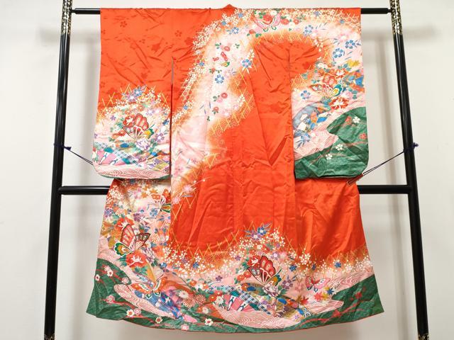 ■■■　サイズ　■■■ 【祝着】 身丈 132.5cm（肩から） 裄丈 57cm（肩上げ　0cm） 袖丈 74.5cm　縫込み 1.5cm 袖幅 31cm 前幅 19cm 後幅 26.5cm 着物縫いこみ 内揚げ 0cm （腰上げ　0cm） 裄 お袖側 約2cm　身頃側 約1.5cm ■■■　商品詳細　■■■ 着物【正絹・重ね衿：取り外し可能】 状態は接写画像のように重ね衿に薄い汚れがございますがその他表地は特に目立ったシミ汚れなどもなく大変良い状態です。 気にならない方であればそのままお召しになれるかと思います。 大変上質な逸品になります。 お安く出品致しますので、是非この機会にいかがでしょうか？ ※肩上げと腰上げがされておりません。 ■■■　注意事項　■■■ ■モニター発色の具合により色合いが異なる場合がございます。 ■寸法は多少の誤差が生じる場合がございますのでご了承ください。 ■縫込みの長さが左右非対称の場合は短い部分を記載しております。 左右非対称であってもご返品・お値引き等の保証は出来かねますので、ご了承の上ご購入をお願い致します。 ■シミ等のチェックには注意を払っておりますが、見落としがある場合もございますし、個人の見解も様々ですので神経質な方のご購入はお控えください。 ■箪笥に入っておりました着物や帯なので畳みシワや匂いがあるものもございます。 ■お休みは基本的に土日祝となりますが、その他臨時でお休みする場合がございますのでご了承ください。 ■商品の発送は平日のみの発送となります。 ■夜間と土曜、日曜日はお問い合わせの回答が遅れる場合がございます。 ■当店では、お直し、紋入れ、お手入れ等は承っておりません。 ■生地の状態（ヤケ、経年劣化等）によってはサイズ直しが出来ない場合がございます。 その点もどうかご了承のうえ、ご購入をお願いいたします。 ■弊社で取り扱う商品は一点ものにつき、時期や在庫状況に応じて金額が変更となる場合がございます。 ■検針は行っておりません。予めご了承いただきますようお願いいたします。 ■【洗える着物】と記載のある商品におきましては、商品お届け後に洗濯を行ってしまってからのご返品にはご対応しかねます。 念の為、専門店でのお手入れをお願いいたします。 ■写真に写っている物が全てになります。それ以外の付属品はございませんのでご了承ください。 ■状態に関する写真につきましては、掲載可能な写真枚数に限りがあるため、各箇所につき1枚参考画像を掲載しております。 ■着物のサイズ目安は下記を参考ください↓ ＜女性着物＞　お端折り次第で＋5cm　－1cmが着用可能サイズ 　例）身丈170cmの場合、身長160cm～175cm ＜男性着物＞　身丈＋約25cm～27cm程が適応身長 　例）身丈155cmの場合、身長180～182cm