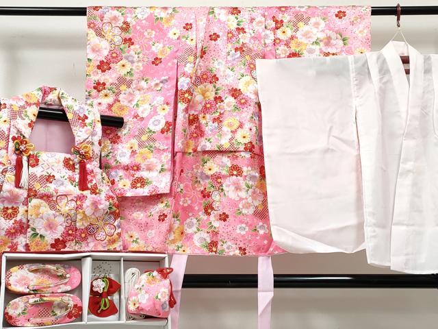 ■■■　サイズ　■■■ 【祝着】 身丈 74cm（肩から） 裄丈 42cm（肩上げ　2.5cm） 袖丈 56.5cm　縫込み 2cm 袖幅 27cm 前幅 15cm 後幅 19.5cm 着物縫いこみ 内揚げ 0cm （腰上げ　10cm） 裄 お袖側 約1.5cm　身頃側 約1cm 【長襦袢】 身丈 61cm（肩から） 裄丈 42.5cm（肩上げ　2.5cm） 袖丈 56cm　縫込み 2cm 袖幅 27cm 前幅 23cm 後幅 19cm 着物縫いこみ 内揚げ 0cm （腰上げ　0cm） 裄 お袖側 約0cm　身頃側 約0cm 【被布】 身丈 48cm（肩から） 裄丈 13.5cm（肩上げ　2cm） 【草履】 長さ 18cm　幅 7cm　高さ 4.5cm程 ■■■　商品詳細　■■■ 着物【化繊・重ね衿：取り外し可能】の 状態は接写画像のように左袖後・紐部分・裏地に薄い汚れがございますがその他特に目立ったシミ汚れなどもなく大変良い状態です。 長襦袢【化繊】の 状態は特に目立ったシミ汚れなどもなく大変良い状態です。 被布【化繊】の 状態は接写画像のようにホック部分に劣化、飾り紐に一部破損がございますがその他特に目立ったシミ汚れなどもなく大変良い状態です。 お安く出品致しますので、是非この機会にいかがでしょうか？ ※草履は参考画像のように薄い汚れがございます。 ※ご自身で洗濯された場合の保証はできかねます。専門店にご相談ください。 ※襦袢の裄丈が着物よりも大きい仕立てになっておりますので、ご確認の上ご入札くださいませ。 ■■■　注意事項　■■■ ■モニター発色の具合により色合いが異なる場合がございます。 ■寸法は多少の誤差が生じる場合がございますのでご了承ください。 ■縫込みの長さが左右非対称の場合は短い部分を記載しております。 左右非対称であってもご返品・お値引き等の保証は出来かねますので、ご了承の上ご購入をお願い致します。 ■シミ等のチェックには注意を払っておりますが、見落としがある場合もございますし、個人の見解も様々ですので神経質な方のご購入はお控えください。 ■箪笥に入っておりました着物や帯なので畳みシワや匂いがあるものもございます。 ■お休みは基本的に土日祝となりますが、その他臨時でお休みする場合がございますのでご了承ください。 ■商品の発送は平日のみの発送となります。 ■夜間と土曜、日曜日はお問い合わせの回答が遅れる場合がございます。 ■当店では、お直し、紋入れ、お手入れ等は承っておりません。 ■生地の状態（ヤケ、経年劣化等）によってはサイズ直しが出来ない場合がございます。 その点もどうかご了承のうえ、ご購入をお願いいたします。 ■弊社で取り扱う商品は一点ものにつき、時期や在庫状況に応じて金額が変更となる場合がございます。 ■検針は行っておりません。予めご了承いただきますようお願いいたします。 ■【洗える着物】と記載のある商品におきましては、商品お届け後に洗濯を行ってしまってからのご返品にはご対応しかねます。 念の為、専門店でのお手入れをお願いいたします。 ■写真に写っている物が全てになります。それ以外の付属品はございませんのでご了承ください。 ■状態に関する写真につきましては、掲載可能な写真枚数に限りがあるため、各箇所につき1枚参考画像を掲載しております。 ■着物のサイズ目安は下記を参考ください↓ ＜女性着物＞　お端折り次第で＋5cm　－1cmが着用可能サイズ 　例）身丈170cmの場合、身長160cm～175cm ＜男性着物＞　身丈＋約25cm～27cm程が適応身長 　例）身丈155cmの場合、身長180～182cm