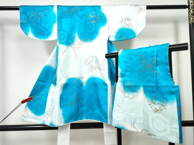 ■■■　サイズ　■■■ 【祝着】 身丈 77cm（肩から） 裄丈 41cm（肩上げ　0cm） 袖丈 24.5cm　縫込み 1.5cm 袖幅 24cm 前幅 16cm 後幅 16.5cm 着物縫いこみ 内揚げ 0cm （腰上げ　0cm） 裄 お袖側 約0cm　身頃側 約1cm 【被布】 身丈 44.5cm（肩から） 裄丈 13cm（肩上げ　1.5cm） ■■■　商品詳細　■■■ 着物・被布【化繊】のいずれも 状態は特に目立ったシミ汚れなどもなく大変良い状態です。 お安く出品致しますので、是非この機会にいかがでしょうか？ ※素材の詳細は画像を御覧ください。 ※着物の肩上げと腰上げがされておりません。 ※タグに甚平・長着と記載されておりますが、 着物・被布として出品させて頂きますのでご理解の上ご入札くださいませ。 ※ご自身で洗濯された場合の保証はできかねます。専門店にご相談ください。 ■■■　注意事項　■■■ ■モニター発色の具合により色合いが異なる場合がございます。 ■寸法は多少の誤差が生じる場合がございますのでご了承ください。 ■縫込みの長さが左右非対称の場合は短い部分を記載しております。 左右非対称であってもご返品・お値引き等の保証は出来かねますので、ご了承の上ご購入をお願い致します。 ■シミ等のチェックには注意を払っておりますが、見落としがある場合もございますし、個人の見解も様々ですので神経質な方のご購入はお控えください。 ■箪笥に入っておりました着物や帯なので畳みシワや匂いがあるものもございます。 ■お休みは基本的に土日祝となりますが、その他臨時でお休みする場合がございますのでご了承ください。 ■商品の発送は平日のみの発送となります。 ■夜間と土曜、日曜日はお問い合わせの回答が遅れる場合がございます。 ■当店では、お直し、紋入れ、お手入れ等は承っておりません。 ■生地の状態（ヤケ、経年劣化等）によってはサイズ直しが出来ない場合がございます。 その点もどうかご了承のうえ、ご購入をお願いいたします。 ■弊社で取り扱う商品は一点ものにつき、時期や在庫状況に応じて金額が変更となる場合がございます。 ■検針は行っておりません。予めご了承いただきますようお願いいたします。 ■【洗える着物】と記載のある商品におきましては、商品お届け後に洗濯を行ってしまってからのご返品にはご対応しかねます。 念の為、専門店でのお手入れをお願いいたします。 ■写真に写っている物が全てになります。それ以外の付属品はございませんのでご了承ください。 ■状態に関する写真につきましては、掲載可能な写真枚数に限りがあるため、各箇所につき1枚参考画像を掲載しております。 ■着物のサイズ目安は下記を参考ください↓ ＜女性着物＞　お端折り次第で＋5cm　－1cmが着用可能サイズ 　例）身丈170cmの場合、身長160cm～175cm ＜男性着物＞　身丈＋約25cm～27cm程が適応身長 　例）身丈155cmの場合、身長180～182cm