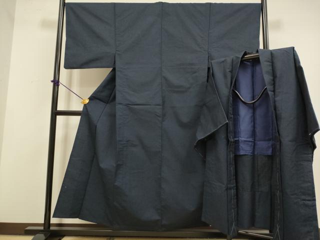 ■■■　サイズ　■■■ 【着物】 身丈 150.5cm（肩から） 裄丈 67cm 袖丈 48cm　縫込み 1cm 袖幅 34.5cm 前幅 24cm 後幅 29.5cm 着物縫いこみ 内揚げ 0cm 裄 お袖側 約1.5cm　身頃側 約2.5cm 【羽織】 身丈 91cm（肩から） 裄丈 67.5cm 袖丈 46.5cm　縫込み 3.5cm 袖幅 34.5cm 前幅 20cm 後幅 30cm 裄 お袖側 約1cm　身頃側 約1.5cm ■■■　商品詳細　■■■ 【交織】 状態は特に目立ったシミ汚れなどもなく大変良い状態です。 お安く出品致しますので、是非この機会にいかがでしょうか？ ■■■　注意事項　■■■ ■モニター発色の具合により色合いが異なる場合がございます。 ■寸法は多少の誤差が生じる場合がございますのでご了承ください。 ■縫込みの長さが左右非対称の場合は短い部分を記載しております。 左右非対称であってもご返品・お値引き等の保証は出来かねますので、ご了承の上ご購入をお願い致します。 ■シミ等のチェックには注意を払っておりますが、見落としがある場合もございますし、個人の見解も様々ですので神経質な方のご購入はお控えください。 ■箪笥に入っておりました着物や帯なので畳みシワや匂いがあるものもございます。 ■お休みは基本的に土日祝となりますが、その他臨時でお休みする場合がございますのでご了承ください。 ■商品の発送は平日のみの発送となります。 ■夜間と土曜、日曜日はお問い合わせの回答が遅れる場合がございます。 ■当店では、お直し、紋入れ、お手入れ等は承っておりません。 ■生地の状態（ヤケ、経年劣化等）によってはサイズ直しが出来ない場合がございます。 その点もどうかご了承のうえ、ご購入をお願いいたします。 ■弊社で取り扱う商品は一点ものにつき、時期や在庫状況に応じて金額が変更となる場合がございます。 ■検針は行っておりません。予めご了承いただきますようお願いいたします。 ■【洗える着物】と記載のある商品におきましては、商品お届け後に洗濯を行ってしまってからのご返品にはご対応しかねます。 念の為、専門店でのお手入れをお願いいたします。 ■写真に写っている物が全てになります。それ以外の付属品はございませんのでご了承ください。 ■状態に関する写真につきましては、掲載可能な写真枚数に限りがあるため、各箇所につき1枚参考画像を掲載しております。 ■着物のサイズ目安は下記を参考ください↓ ＜女性着物＞　お端折り次第で＋5cm　－1cmが着用可能サイズ 　例）身丈170cmの場合、身長160cm～175cm ＜男性着物＞　身丈＋約25cm～27cm程が適応身長 　例）身丈155cmの場合、身長180～182cm